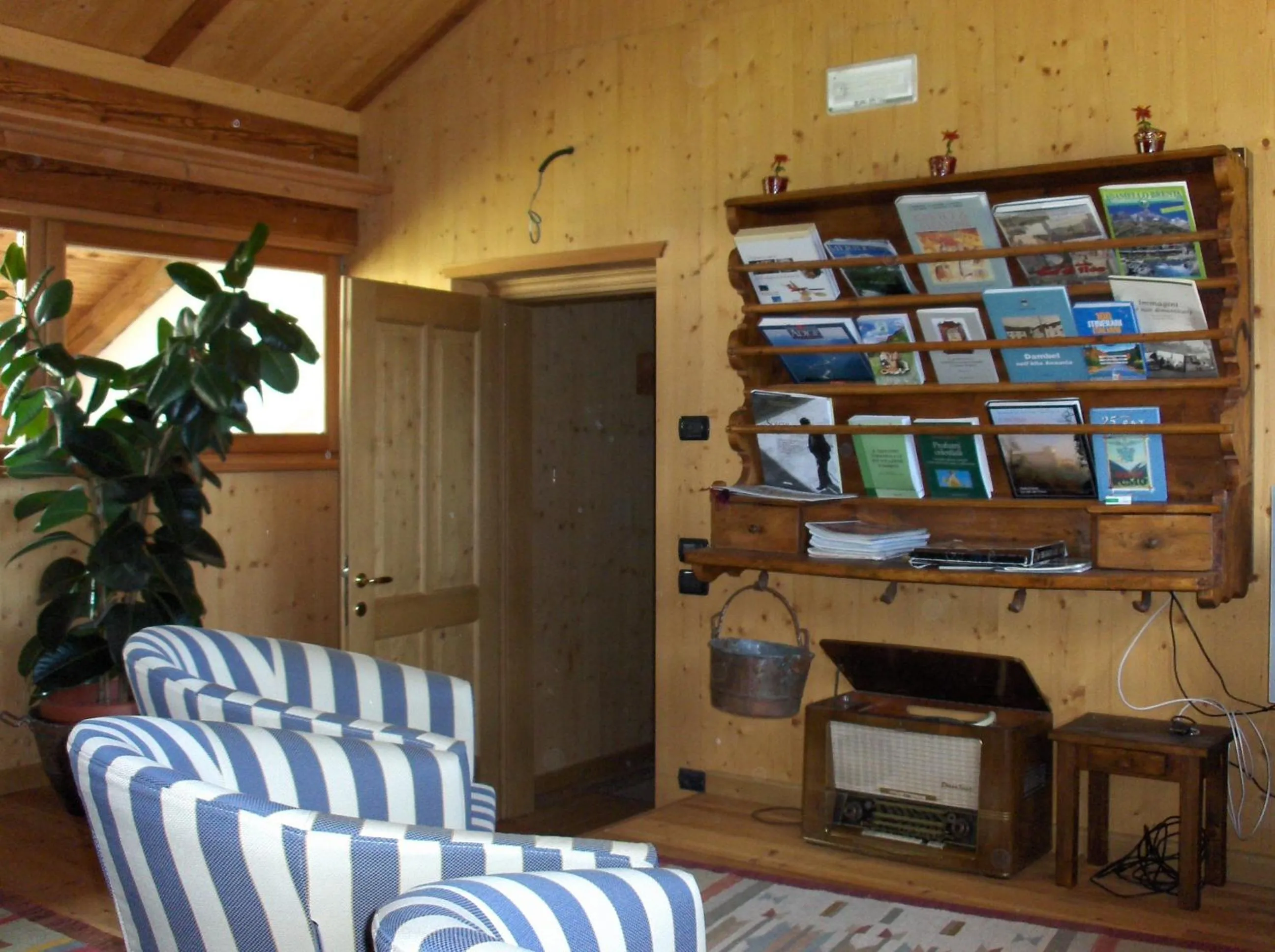 Communal lounge/ TV room in B&B Affittacamere Larix