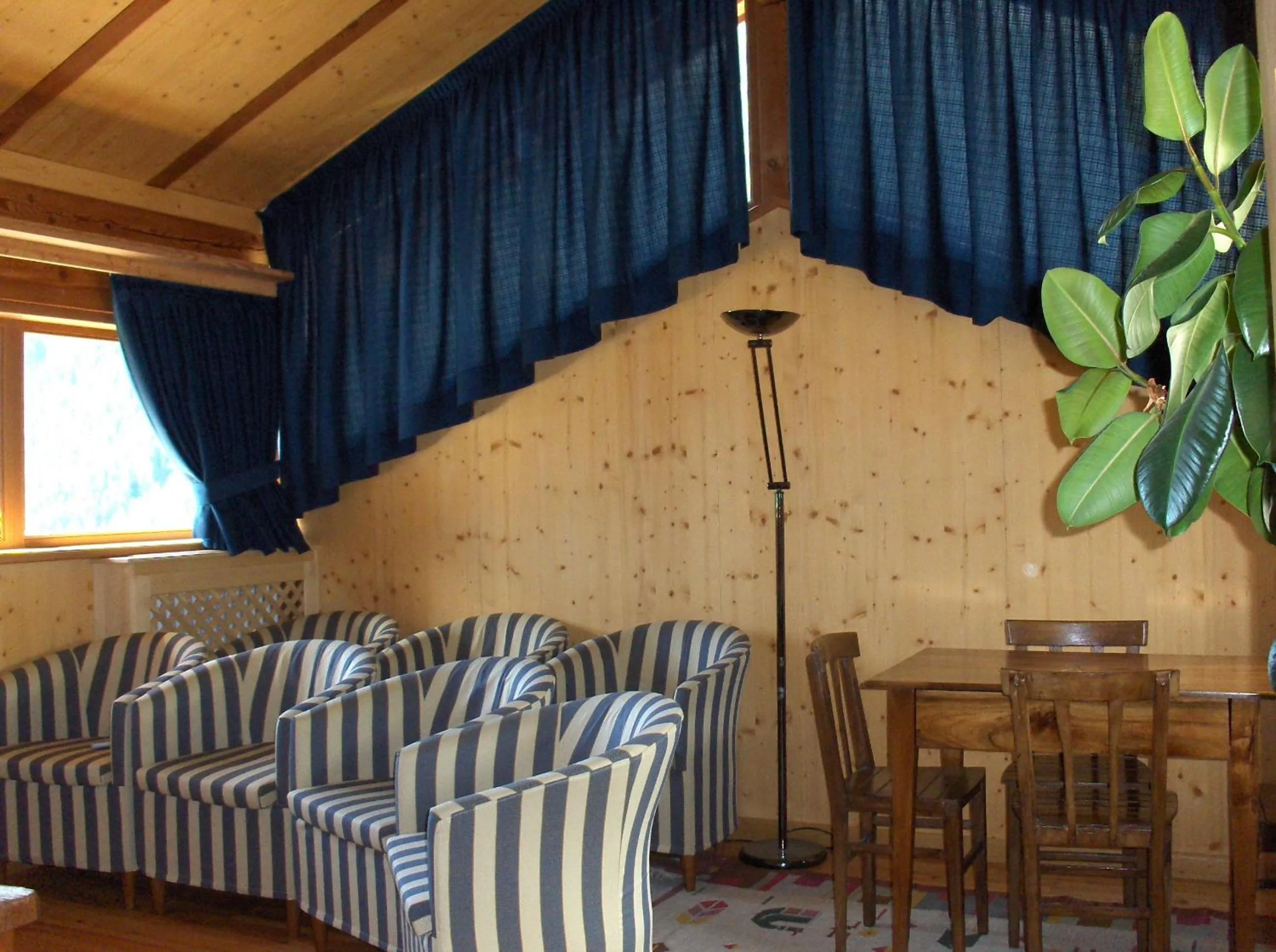 Communal lounge/ TV room in B&B Affittacamere Larix