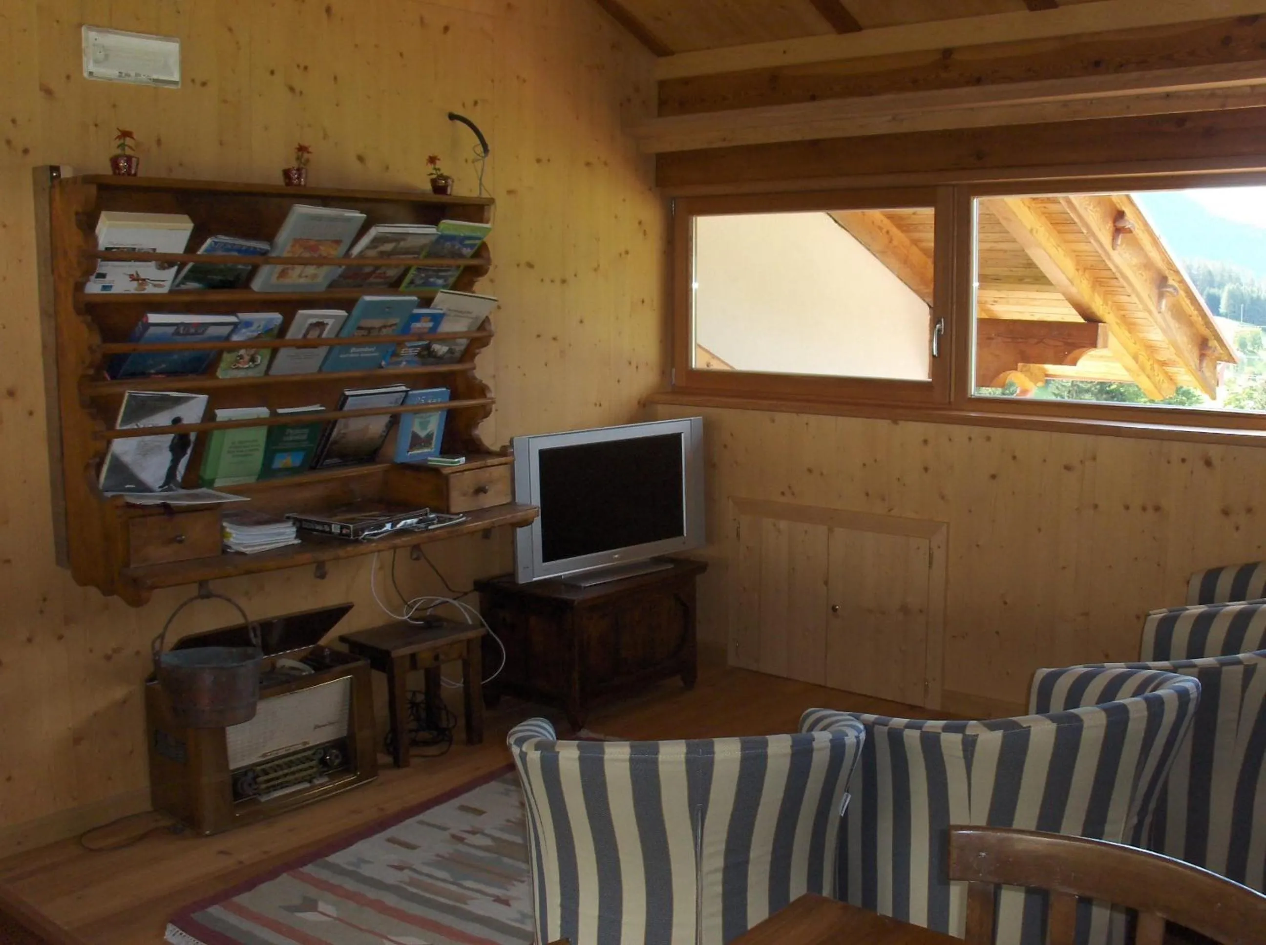 Communal lounge/ TV room in B&B Affittacamere Larix