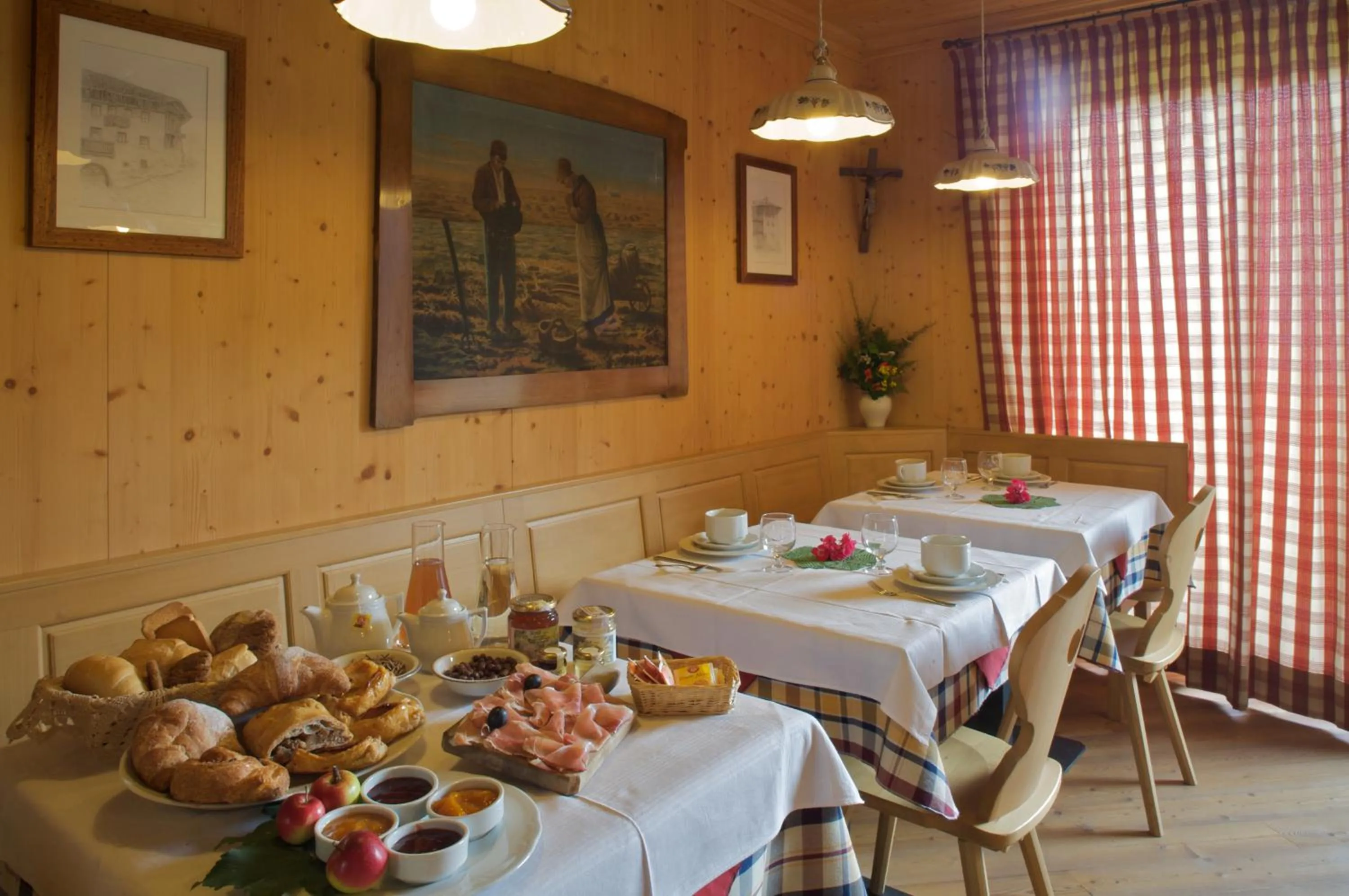 Restaurant/places to eat in B&B Affittacamere Larix