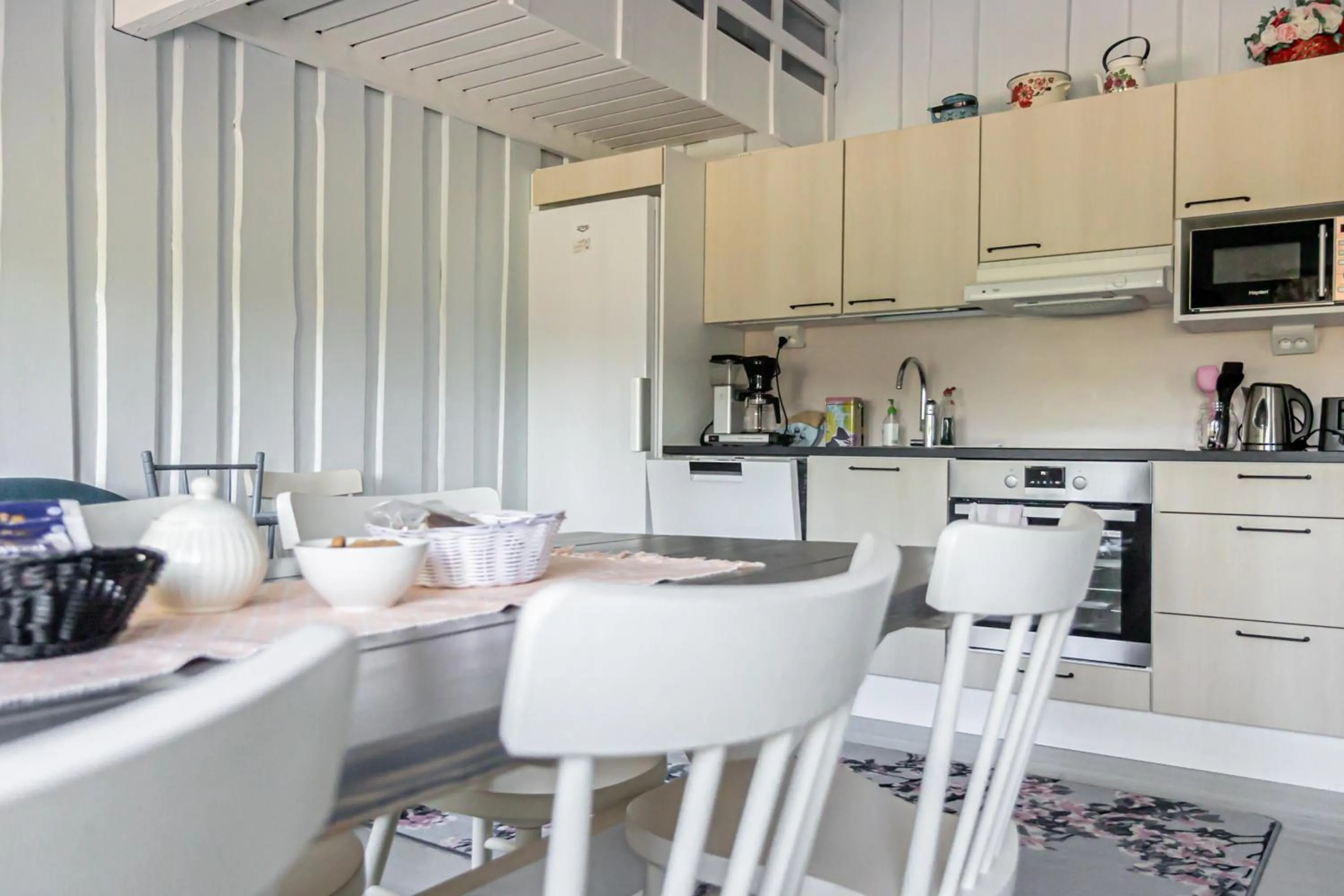 Kitchen or kitchenette in Villa Korkatti