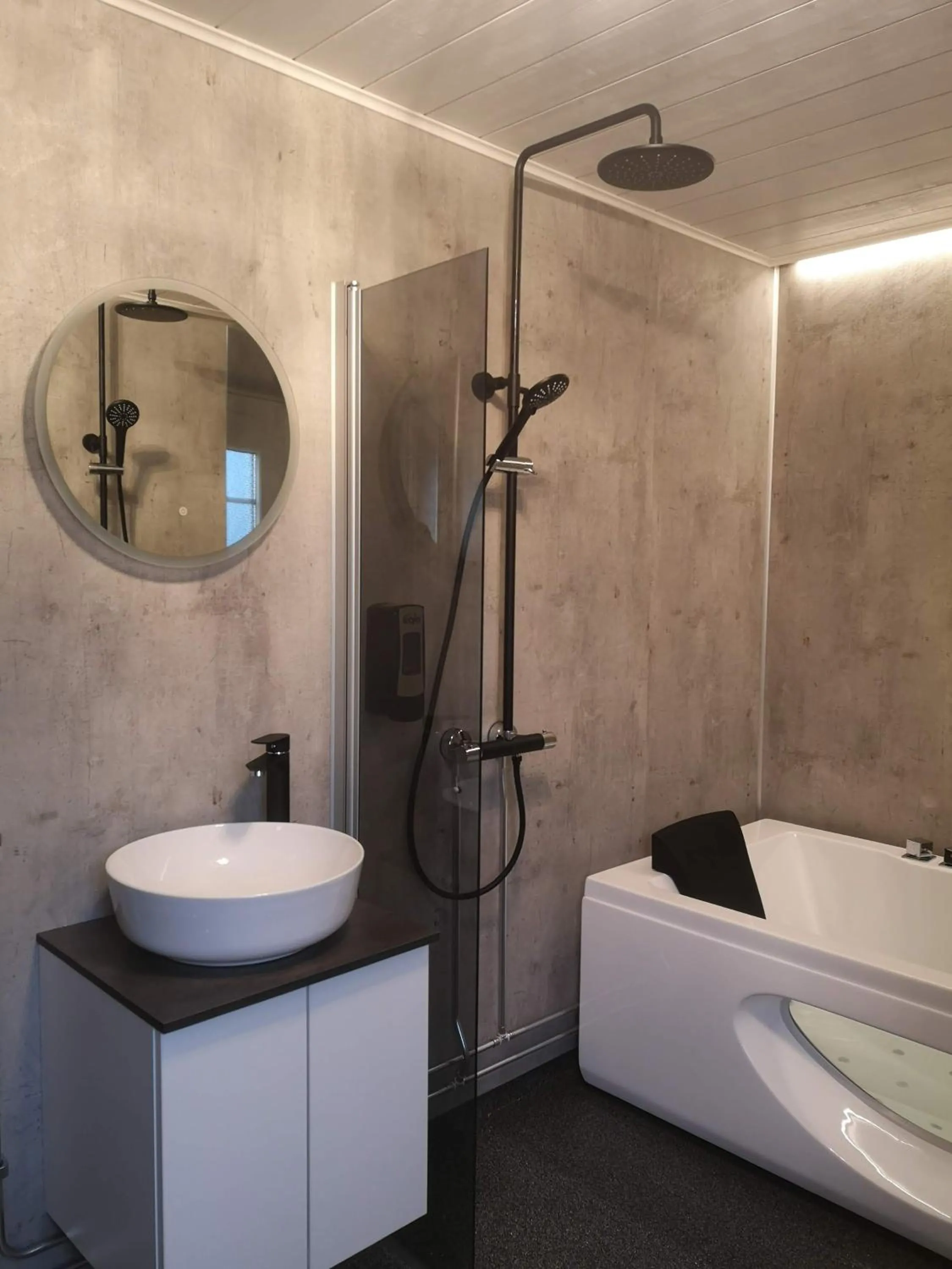 Shower in Villa Korkatti