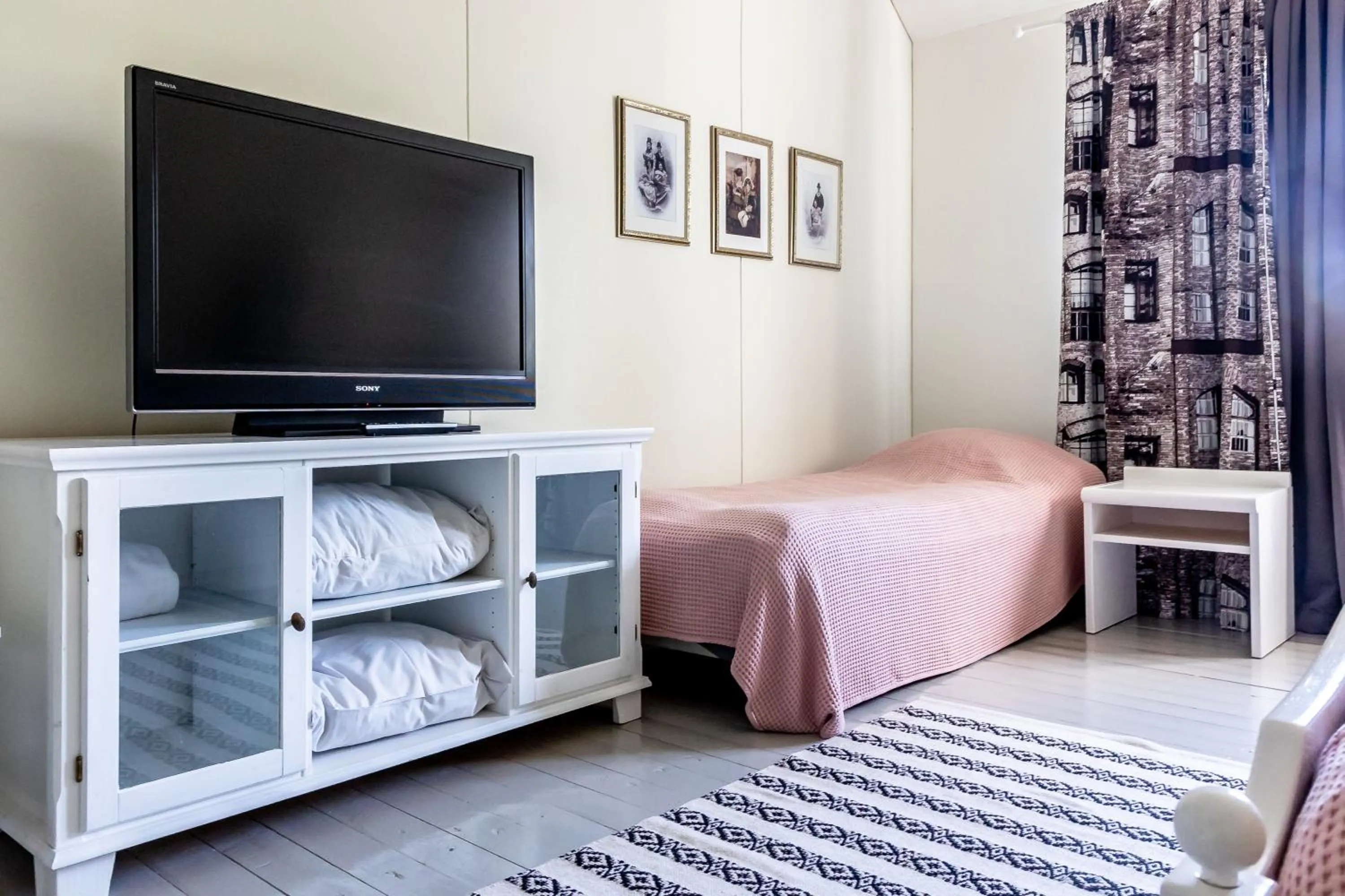 TV and multimedia, Bed in Villa Korkatti