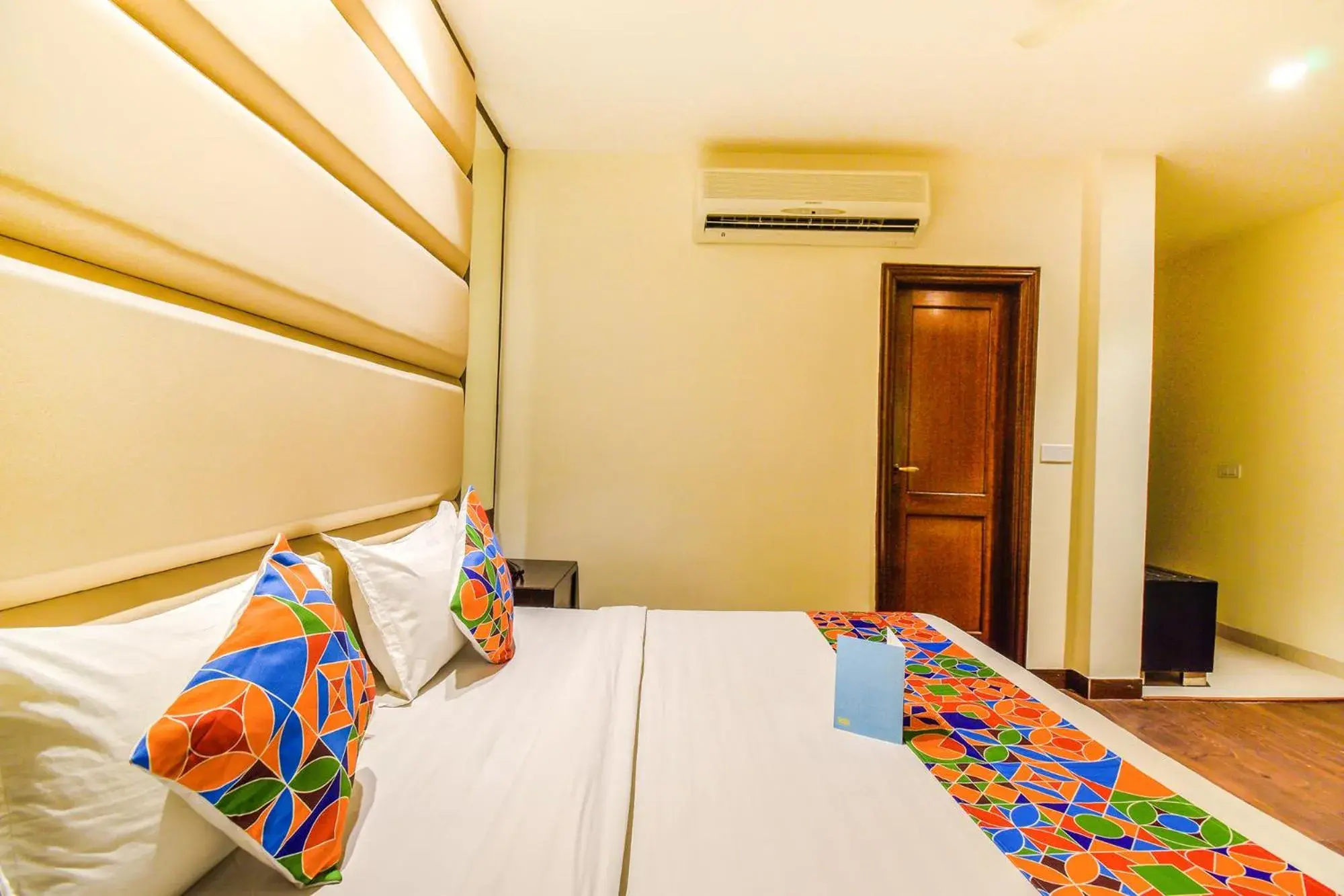 Large Double Room in Hotel Le Golden Large Double Room in Hotel Le Golden