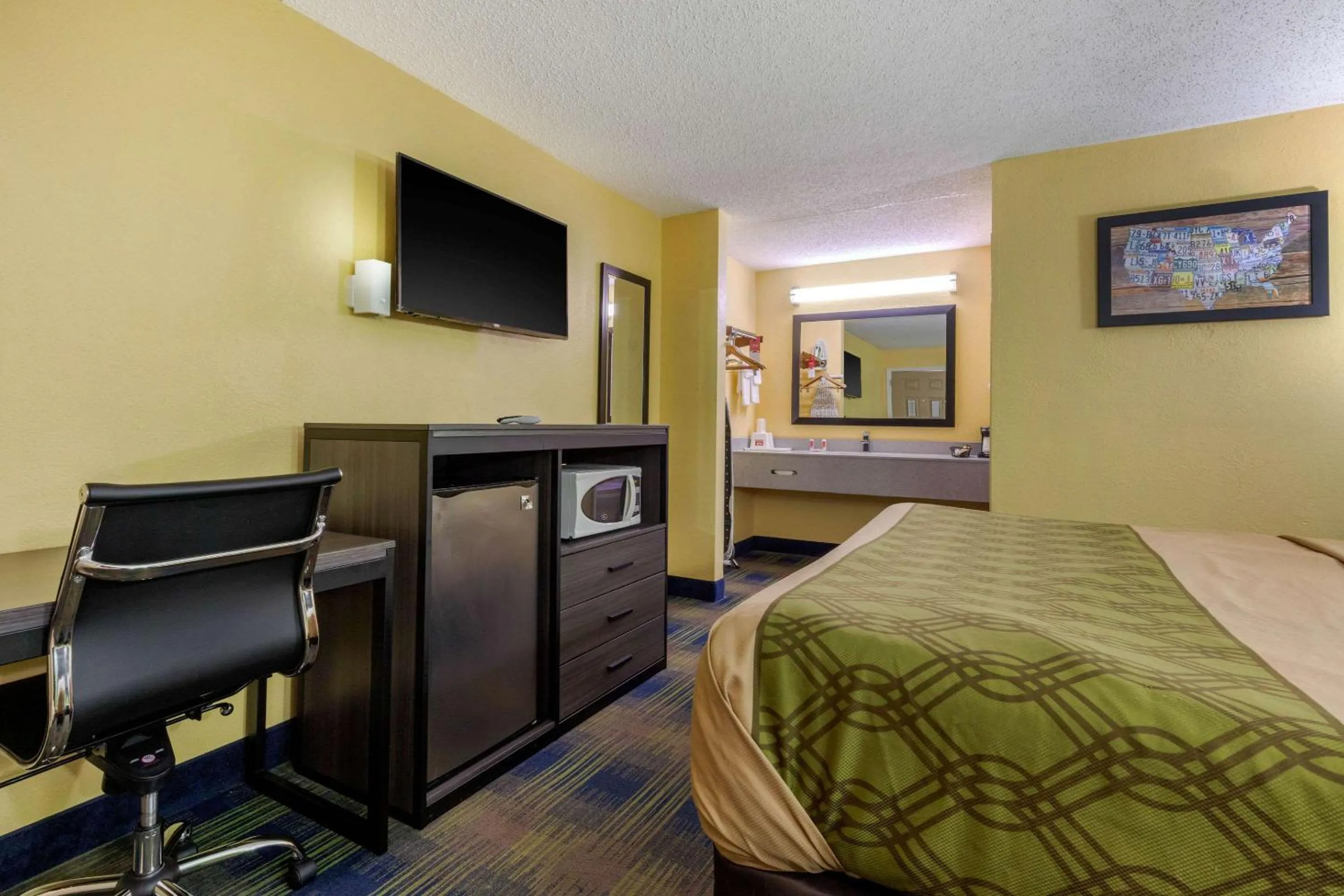 Photo of the whole room, Bed in Econo Lodge Nashville near Percy Priest Lake