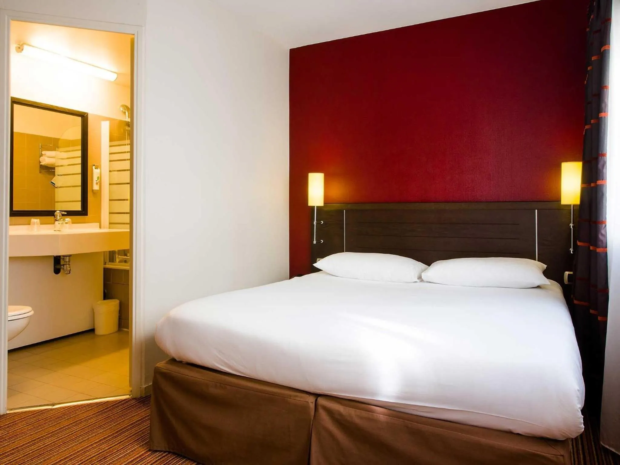 Property building, Bed in ibis Styles Nantes Centre Place Royale
