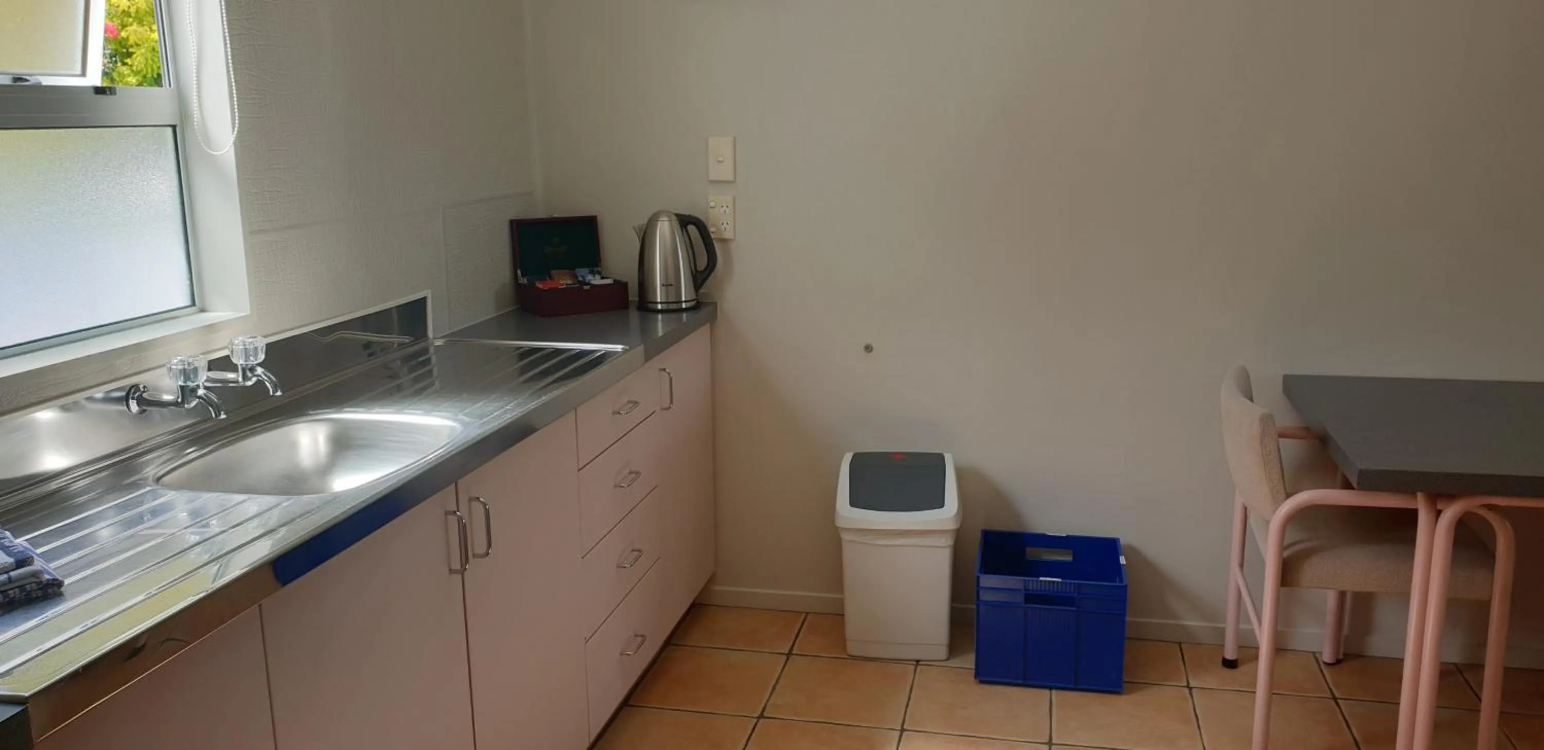 Kitchen or kitchenette in Whangaroa Lodge Motel
