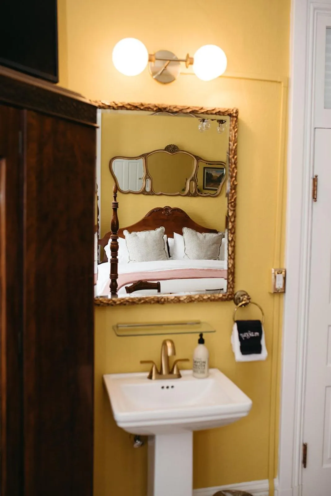 Bathroom, Bed in Ellerbeck Bed & Breakfast