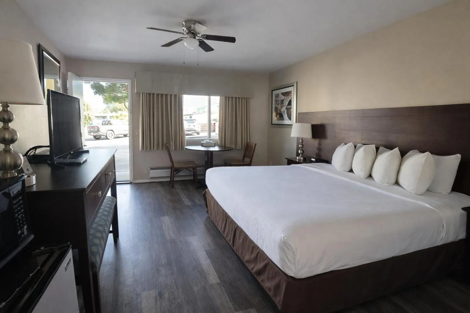 Bedroom, Bed in Scottish Fairway Inn