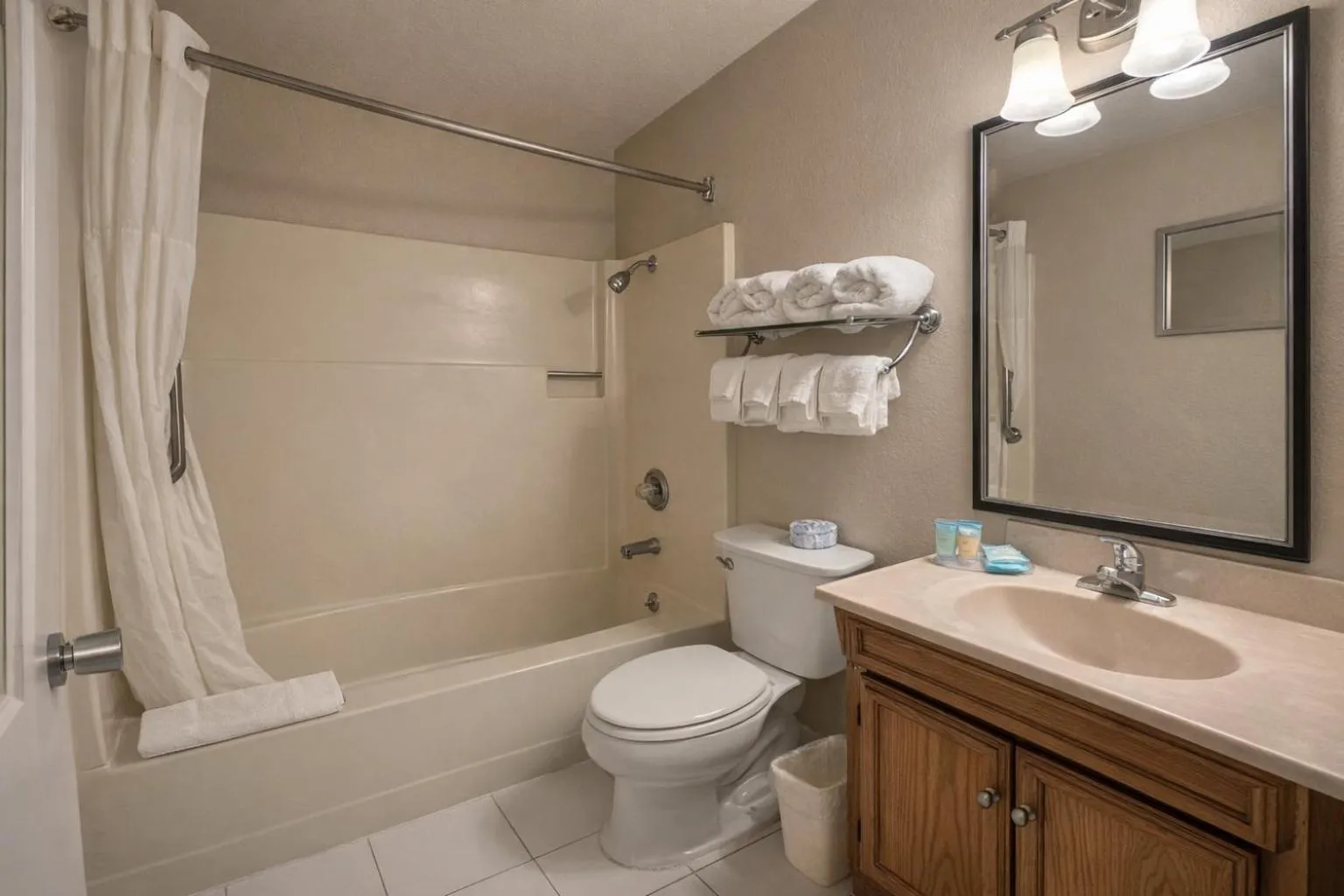 Bathroom in Scottish Fairway Inn