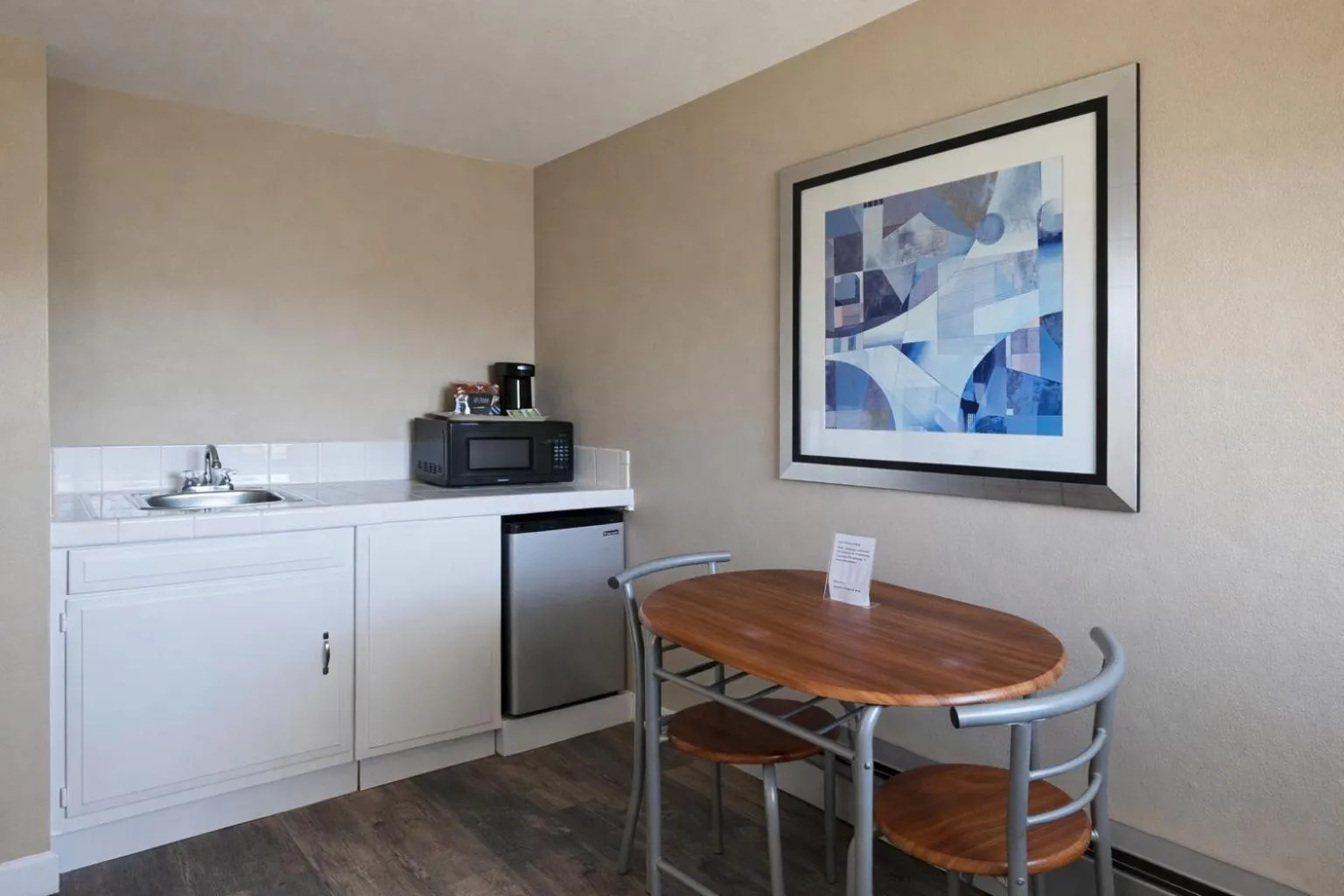 Kitchen or kitchenette in Scottish Fairway Inn