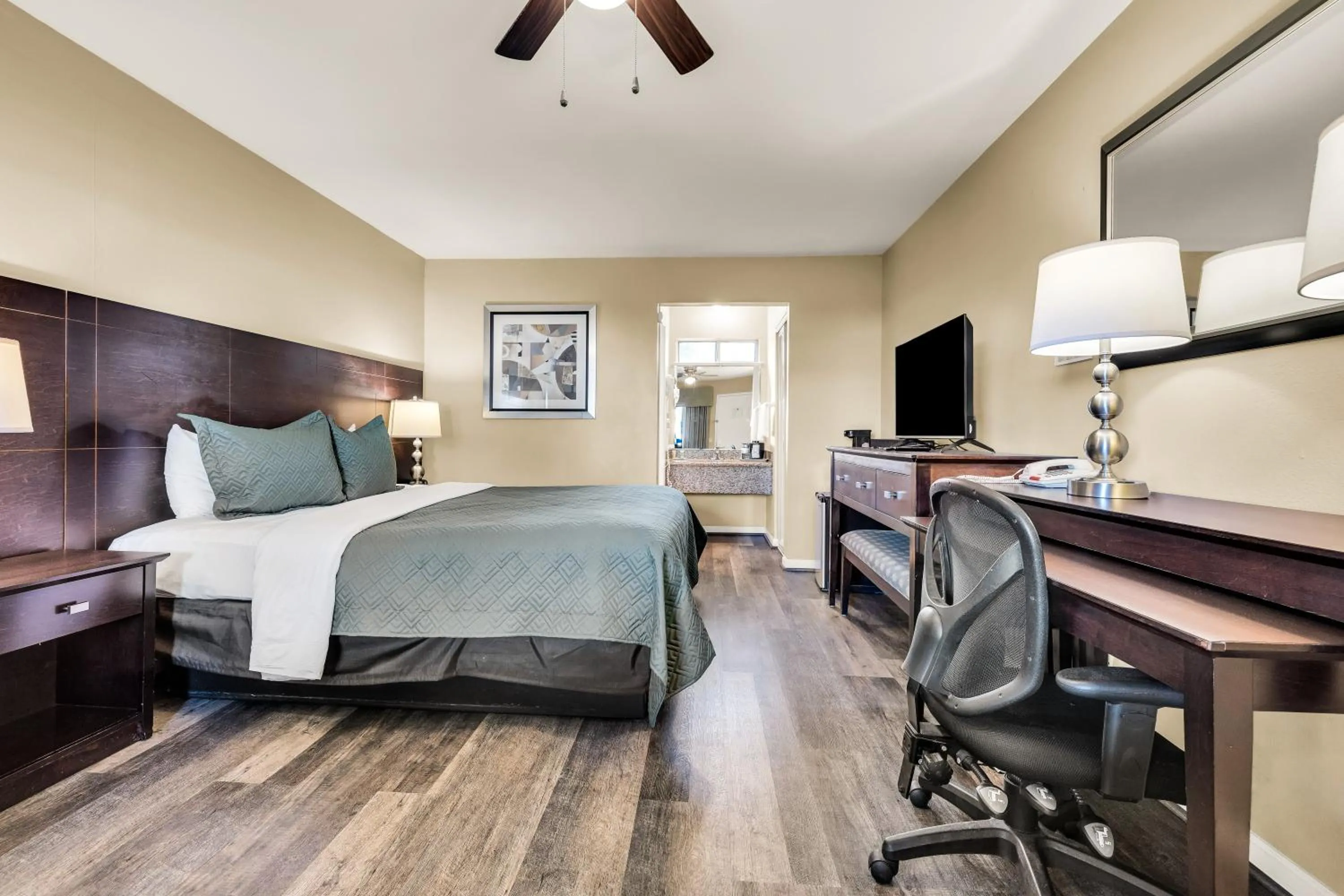 Bed in Scottish Fairway Inn