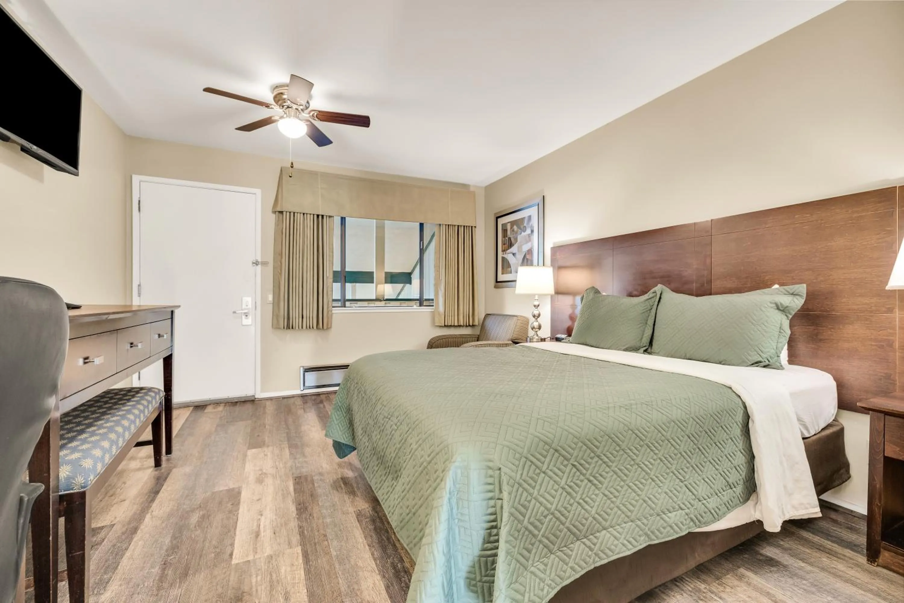 Bed in Scottish Fairway Inn