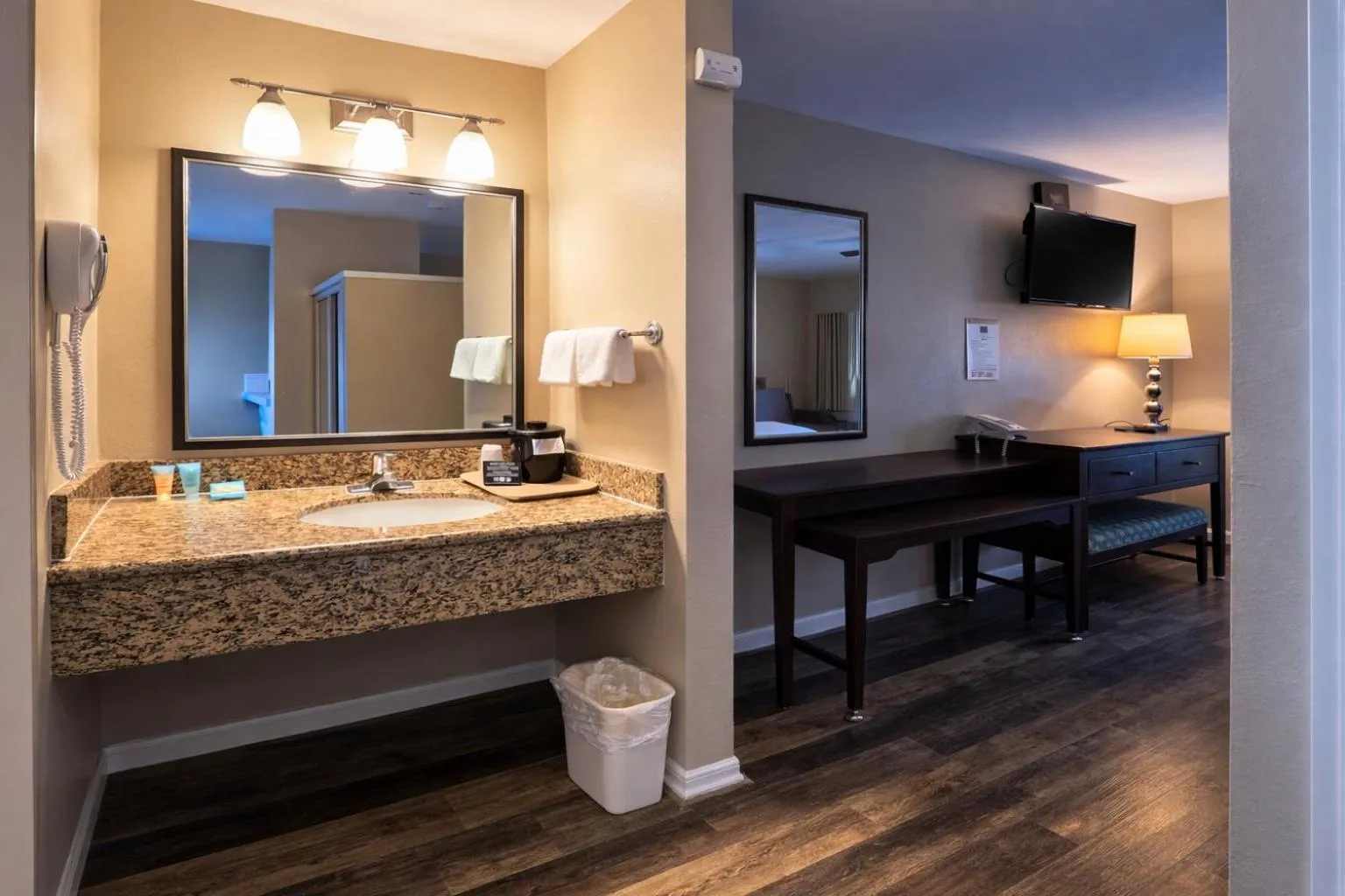 TV and multimedia in Scottish Fairway Inn