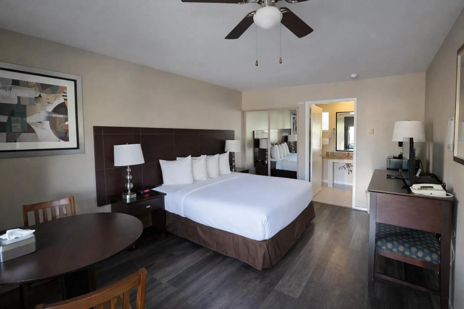 Bed in Scottish Fairway Inn