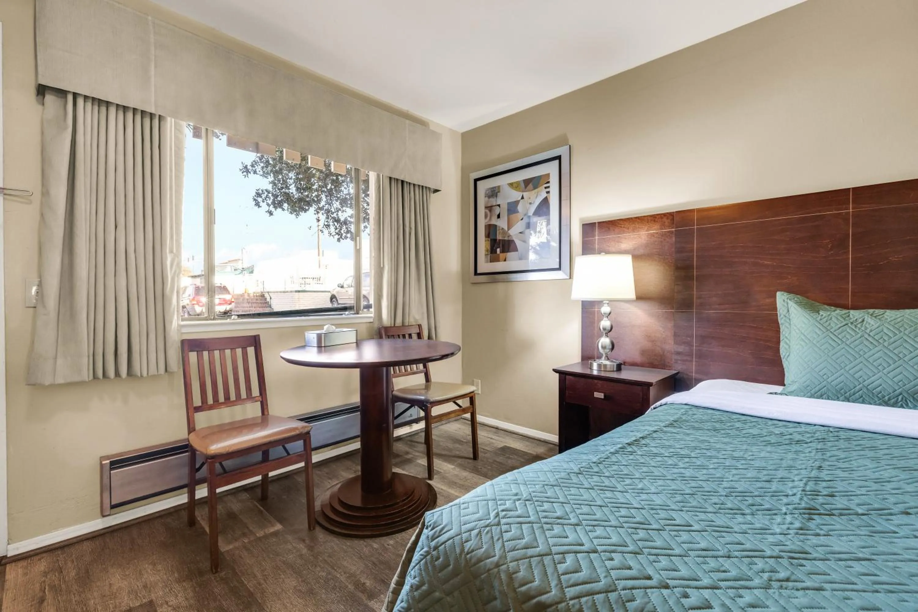 Bed in Scottish Fairway Inn