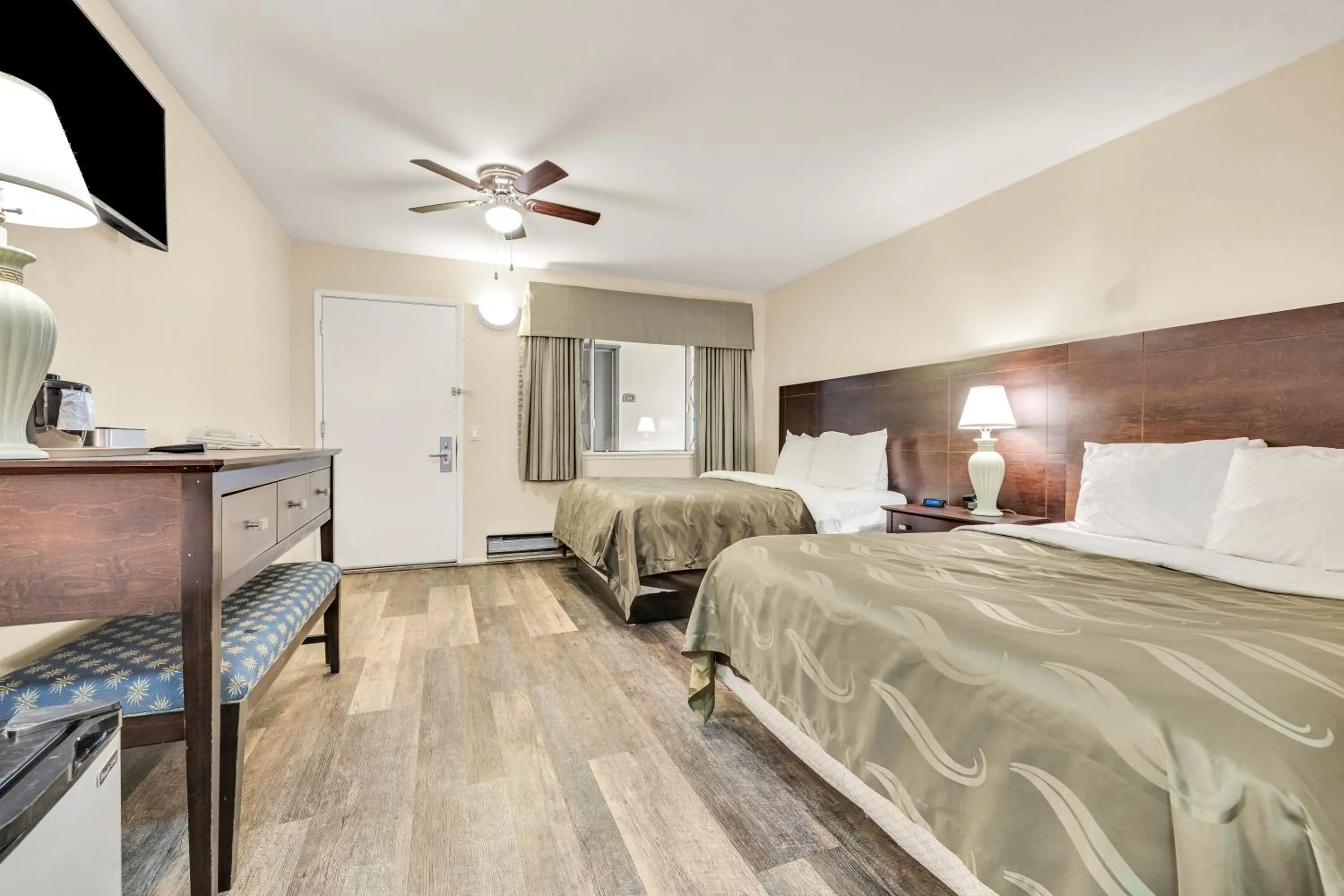 Bed in Scottish Fairway Inn