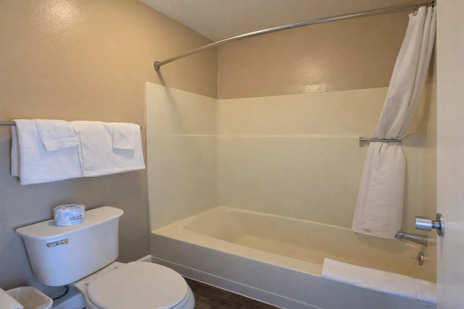 Bathroom in Scottish Fairway Inn