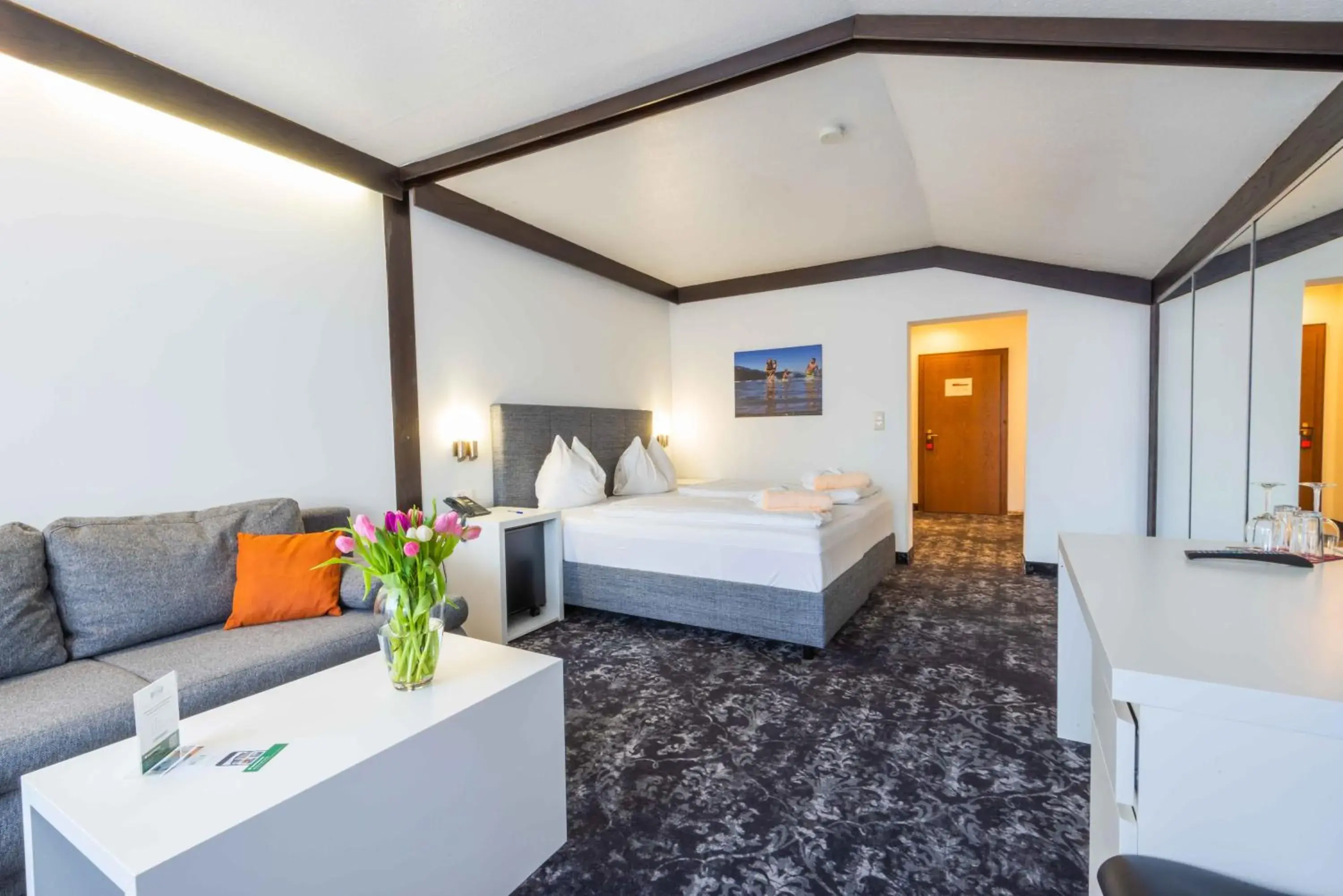 Double Room with Balcony and Lake View in Hotel Bellevue Double Room with Balcony and Lake View in Hotel Bellevue