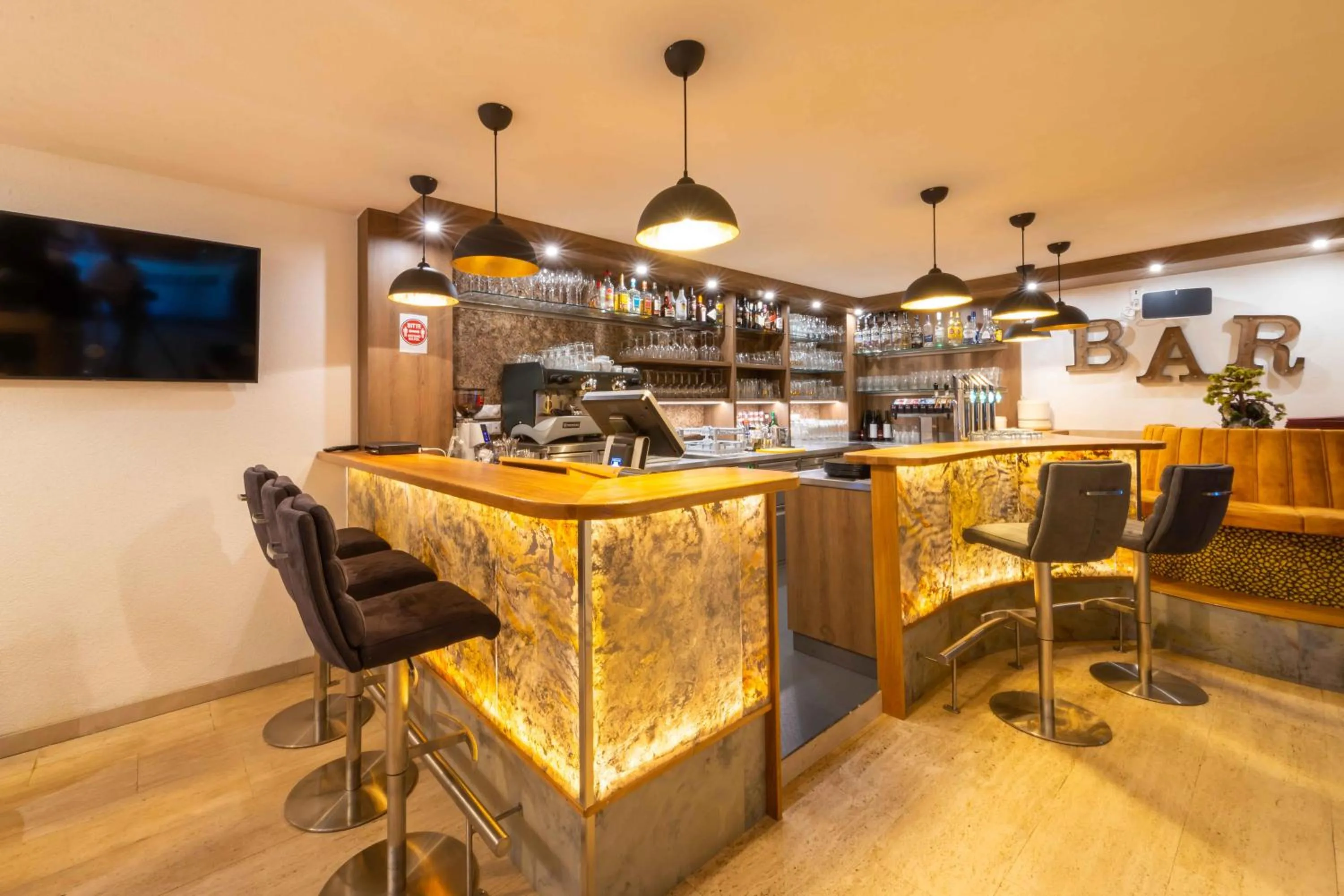 Restaurant/places to eat in Hotel Bellevue