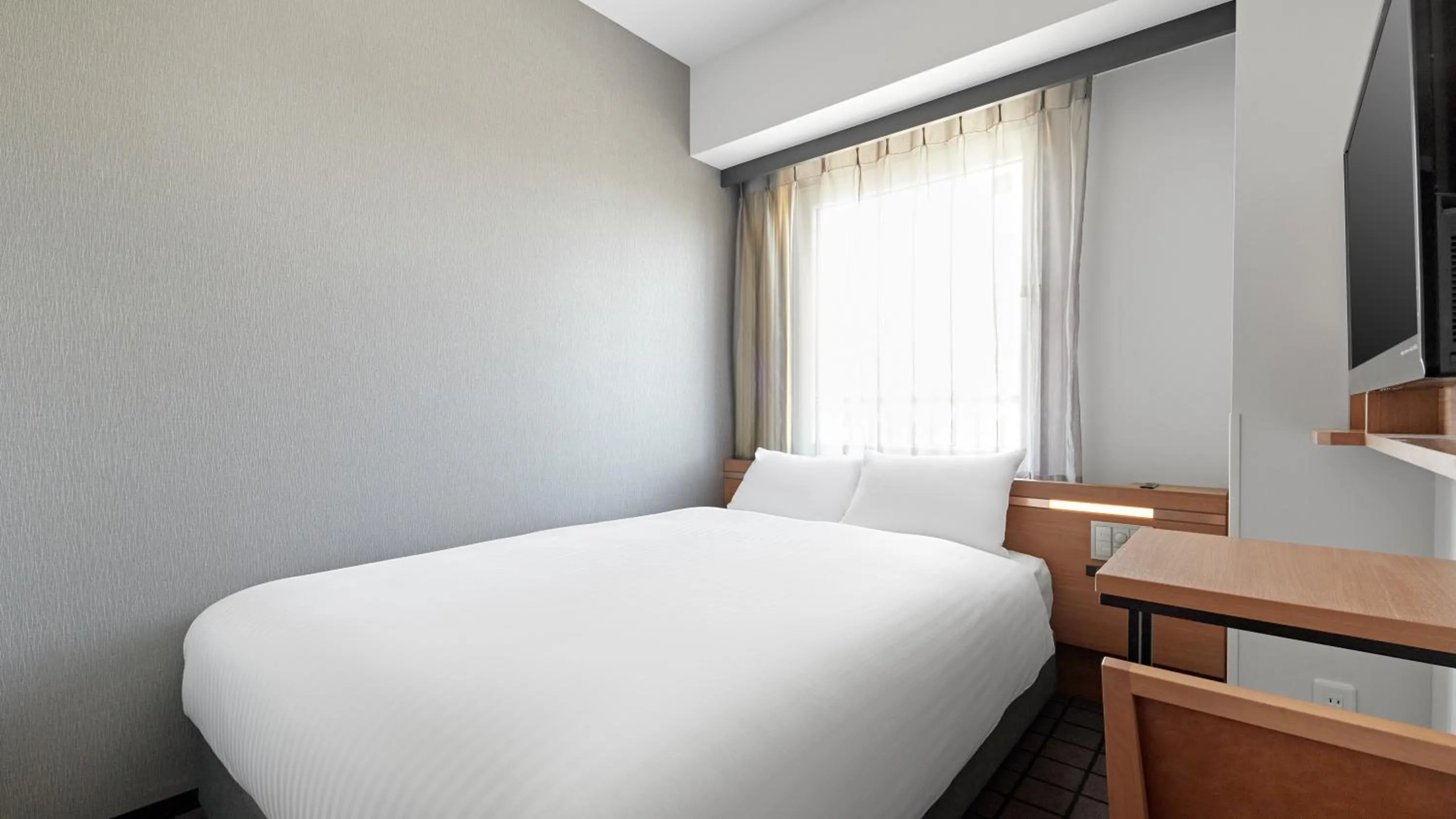 Bed in Sotetsu Fresa Inn Kobe Sannomiya