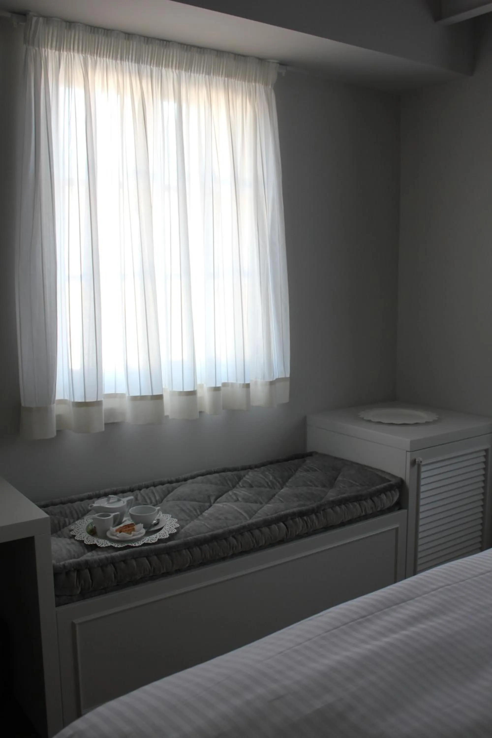 Seating area, Bed in Hotel Metropolis