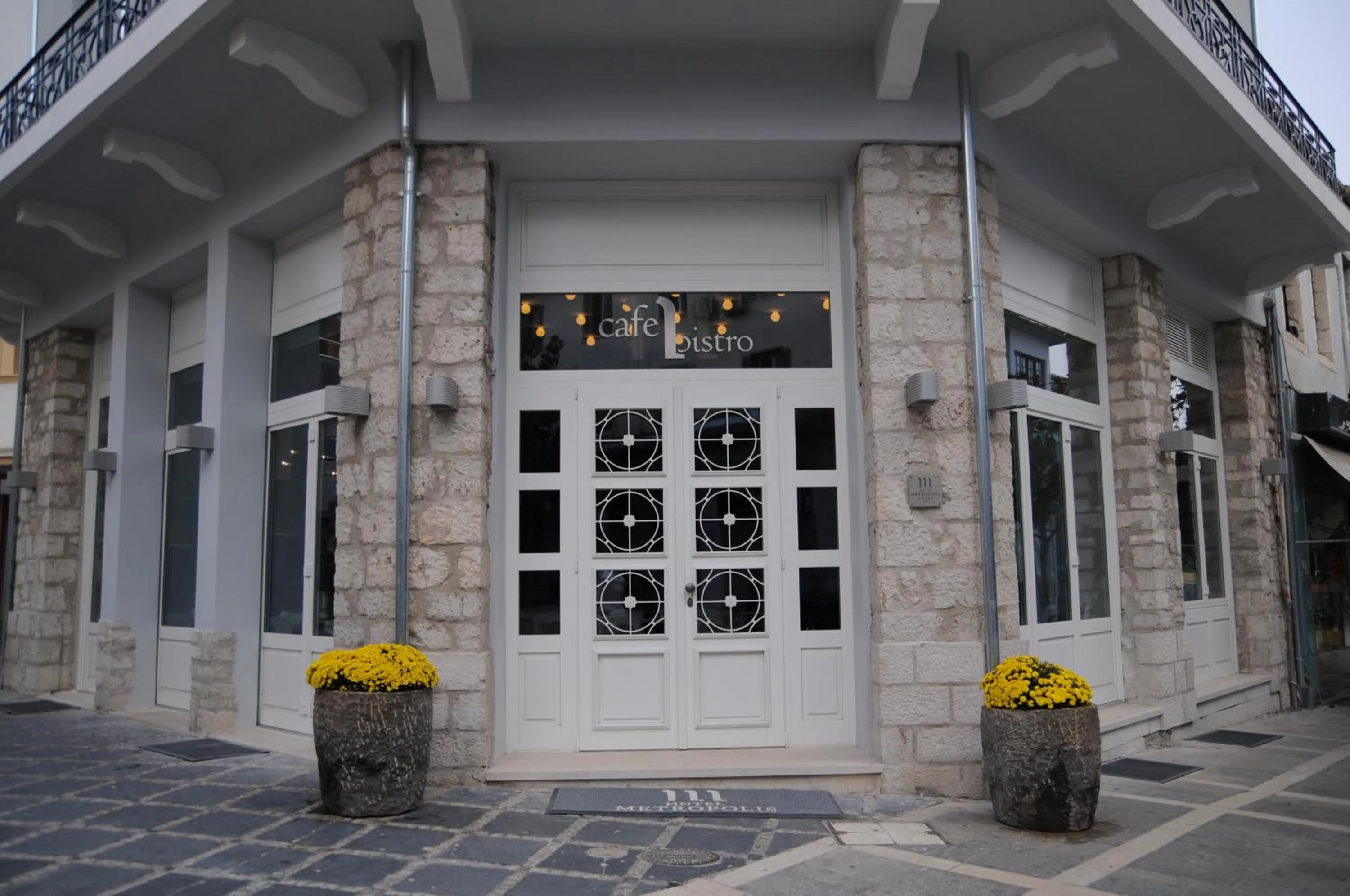 Restaurant/places to eat in Hotel Metropolis