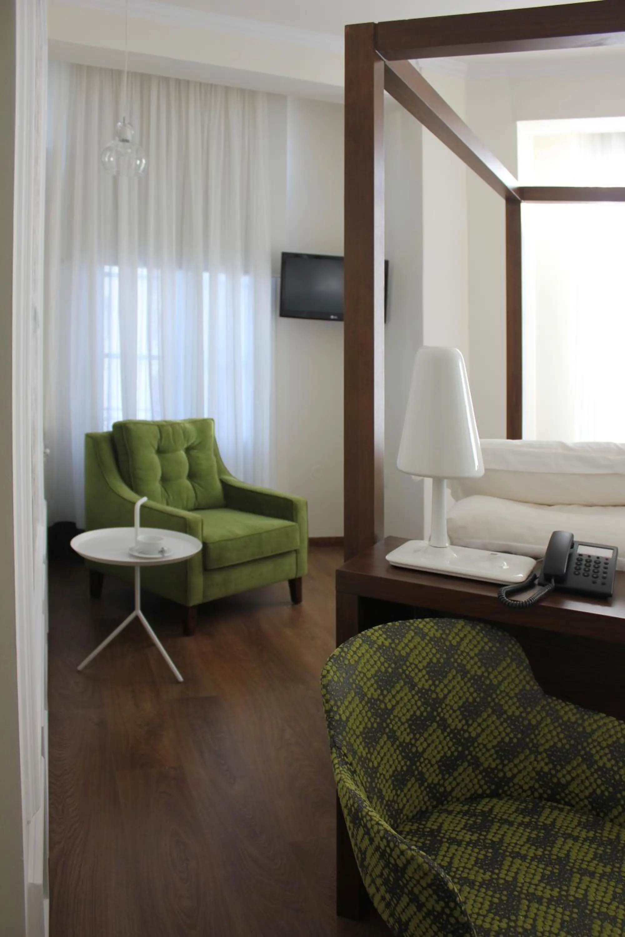 Seating area, Bed in Hotel Metropolis