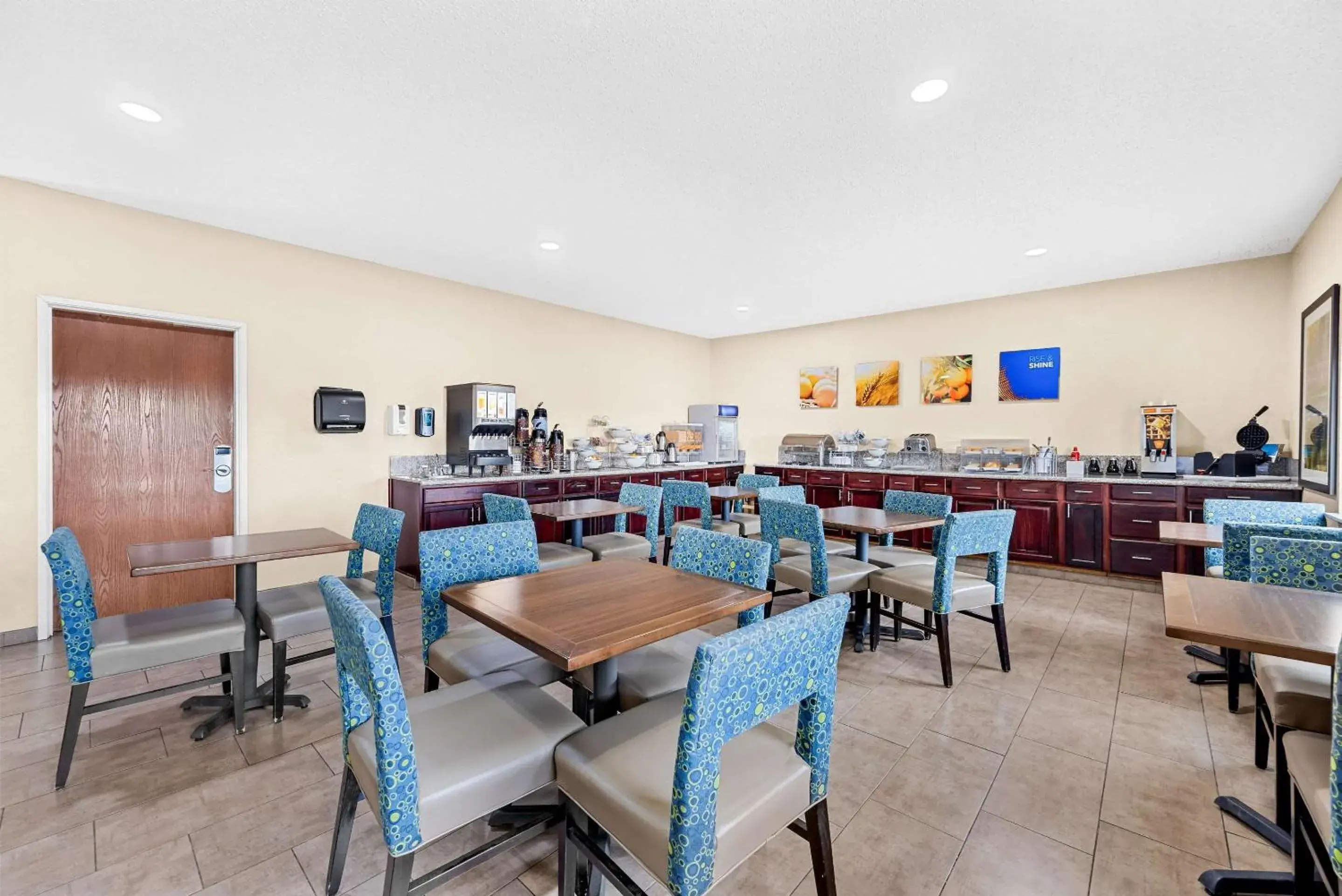 Breakfast in Comfort Inn & Suites Pueblo Breakfast in Comfort Inn & Suites Pueblo