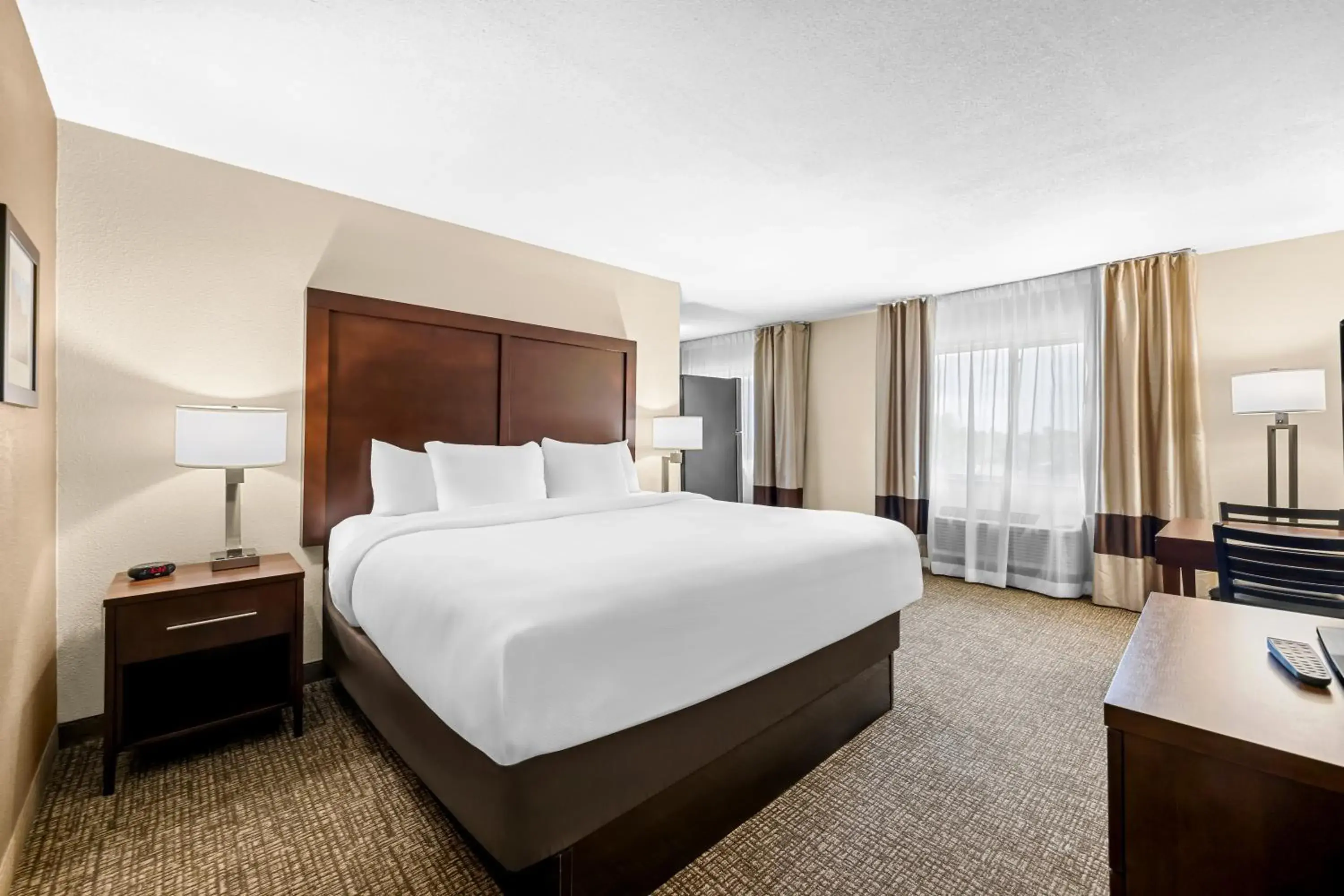 Property building, Bed in Comfort Inn & Suites Pueblo Property building, Bed in Comfort Inn & Suites Pueblo