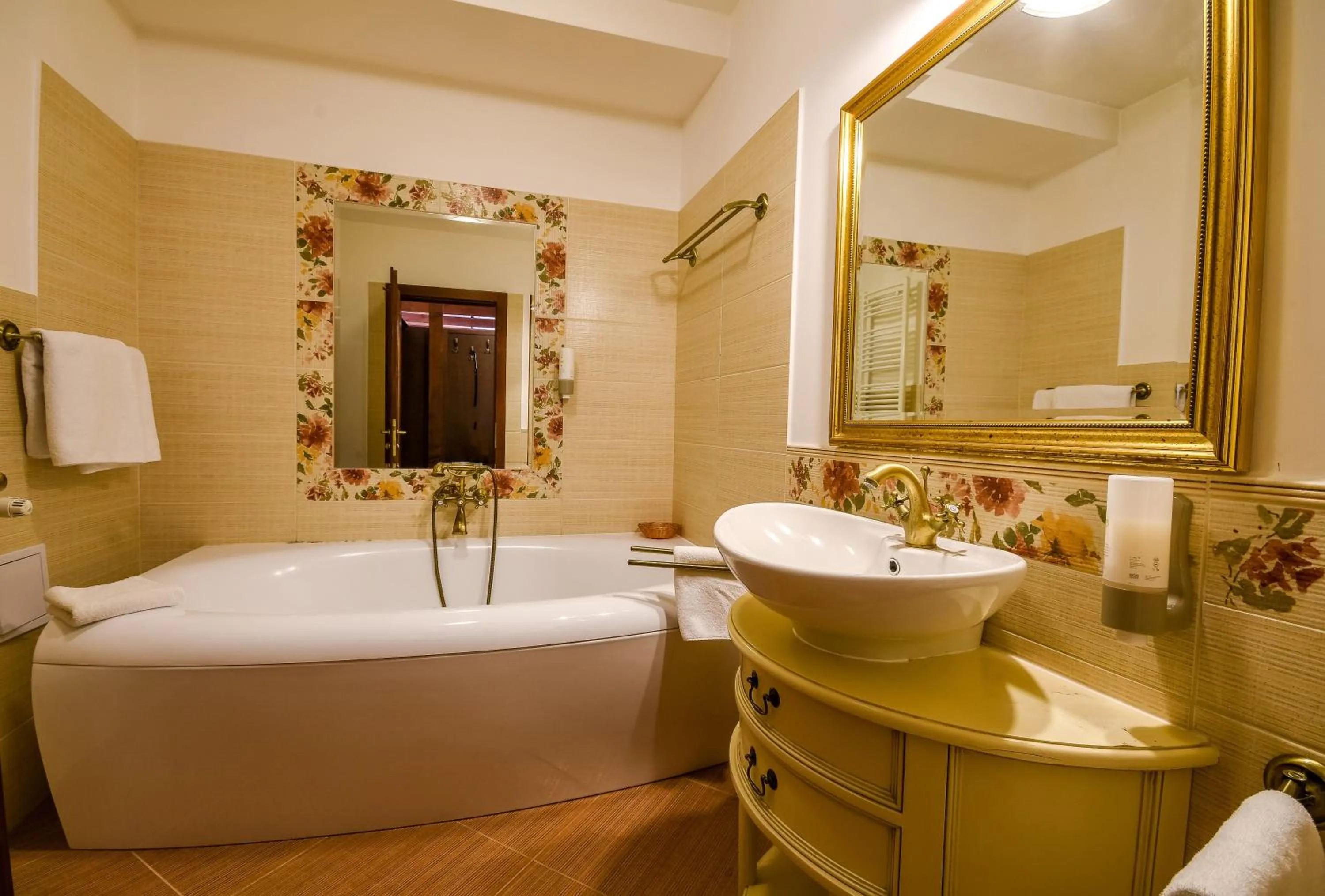 Bathroom, Bed in Pensiunea Casa Nostalgia