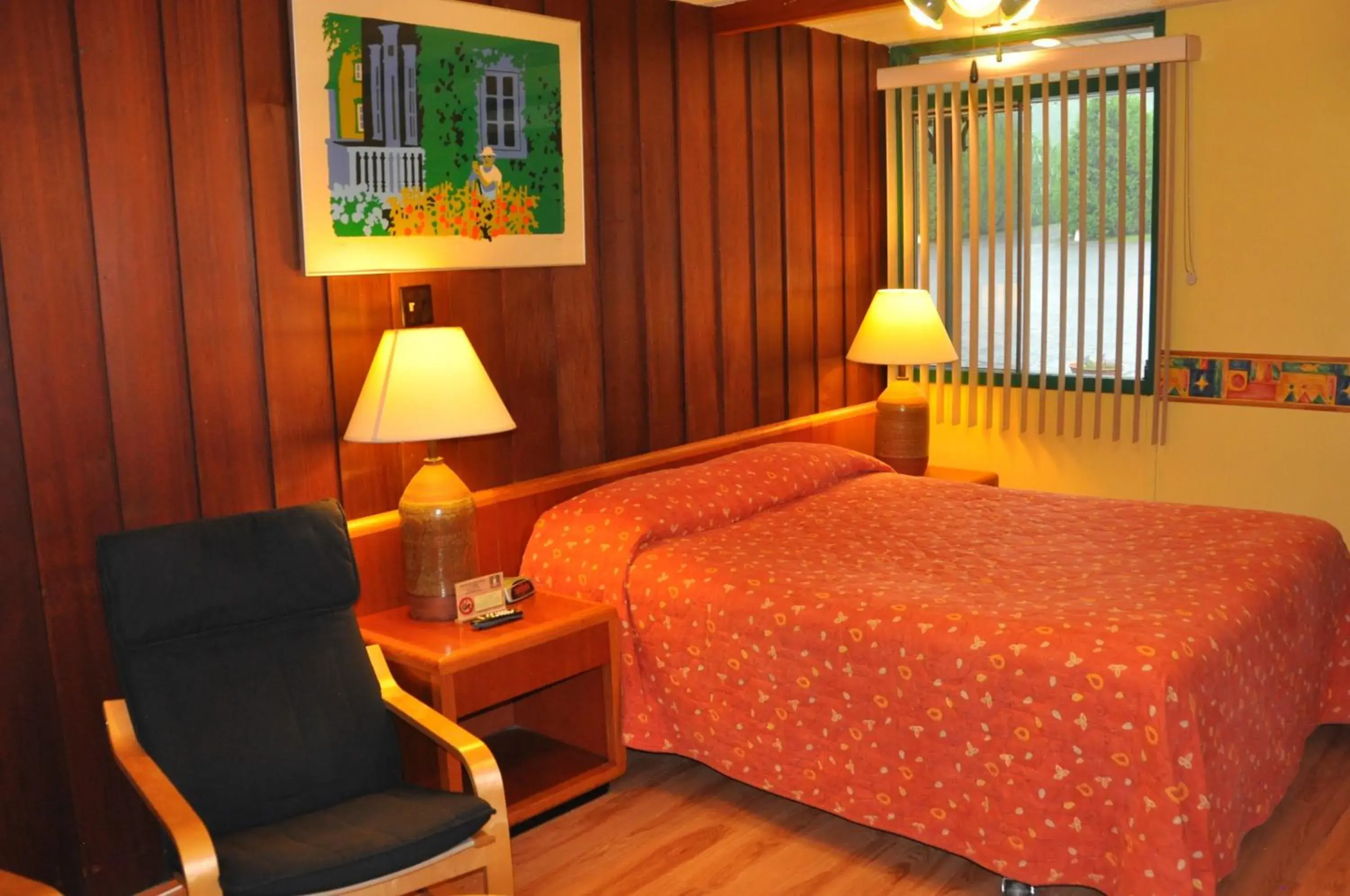 Regular Queen Bed Room in Le Boisé du Lac Regular Queen Bed Room in Le Boisé du Lac