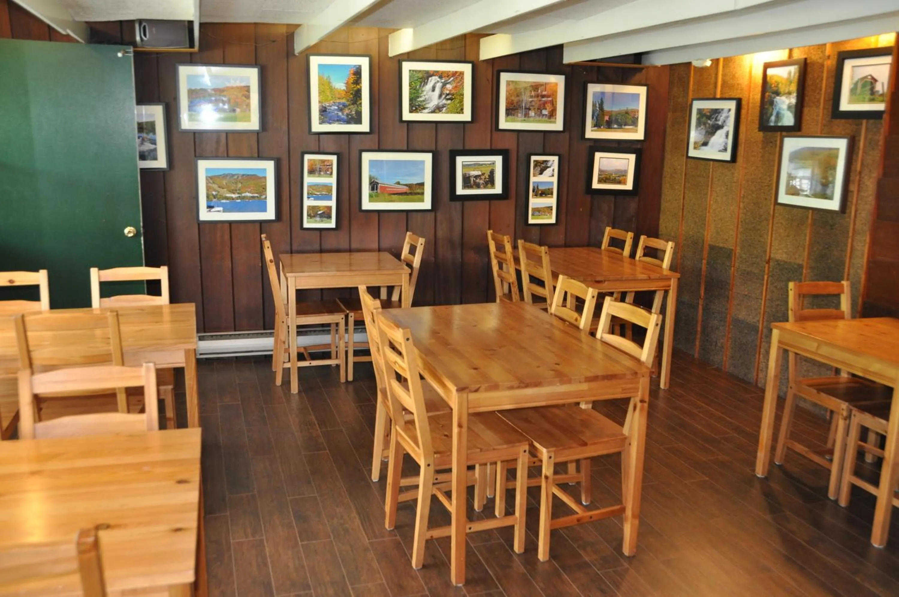 Lounge or bar in Le Boisé du Lac