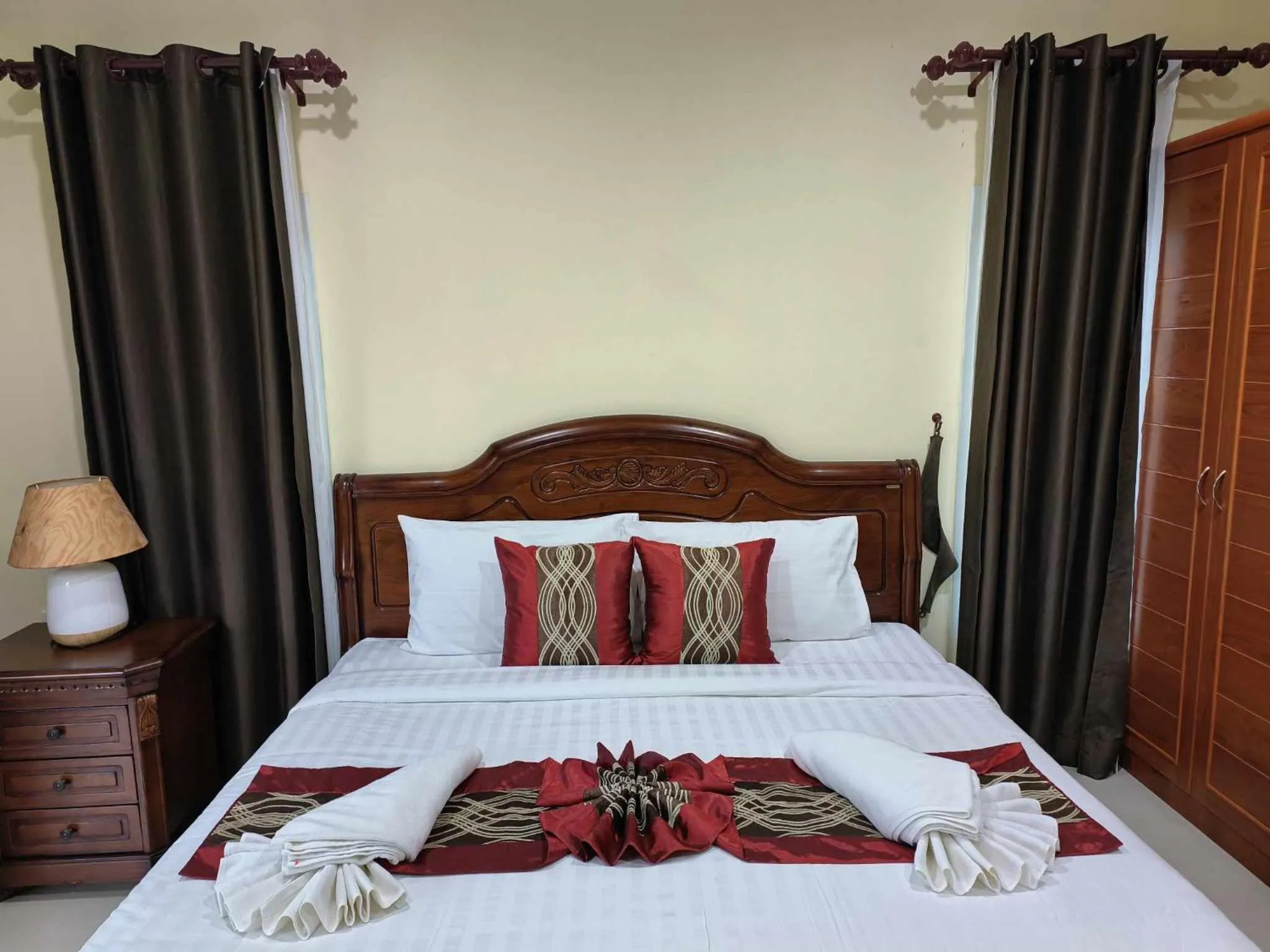 Bed in Sunrise Beach Kohyao Resort