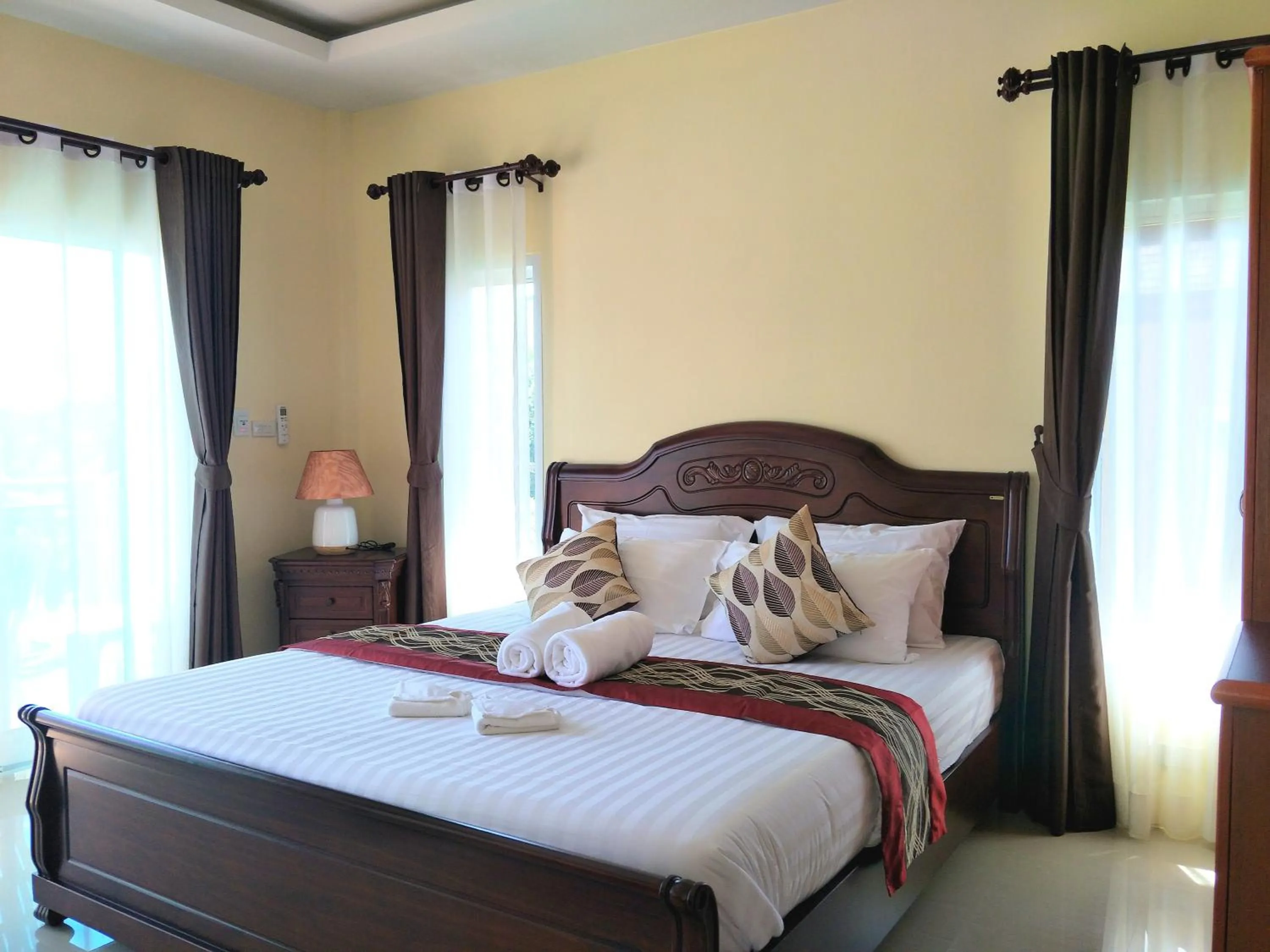 Bed in Sunrise Beach Kohyao Resort