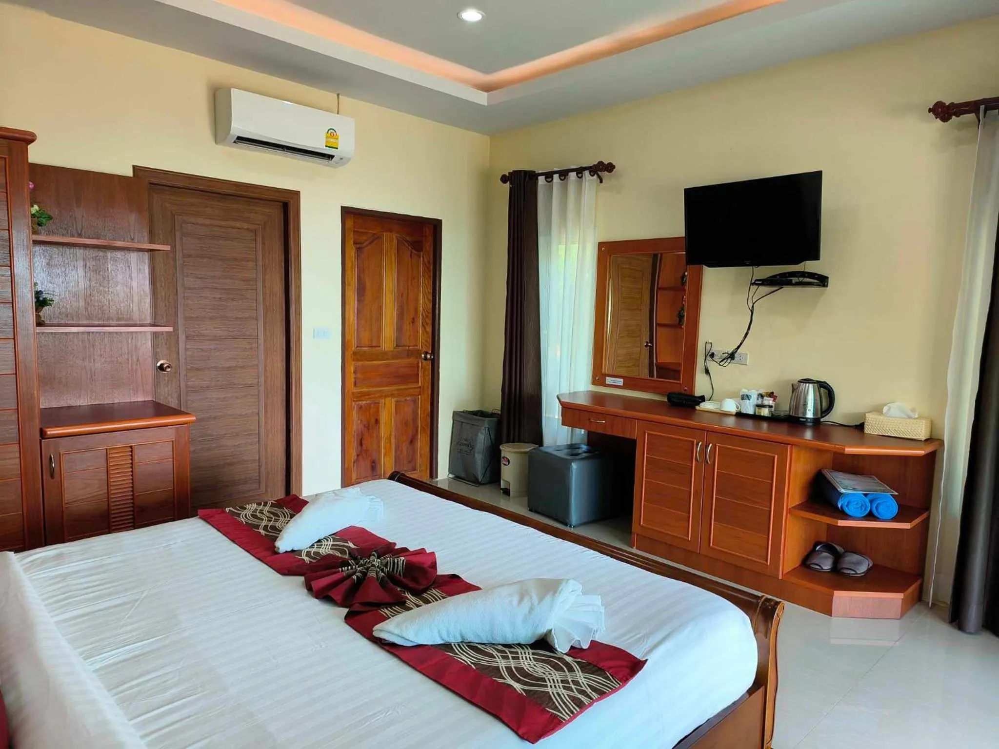 Bed in Sunrise Beach Kohyao Resort