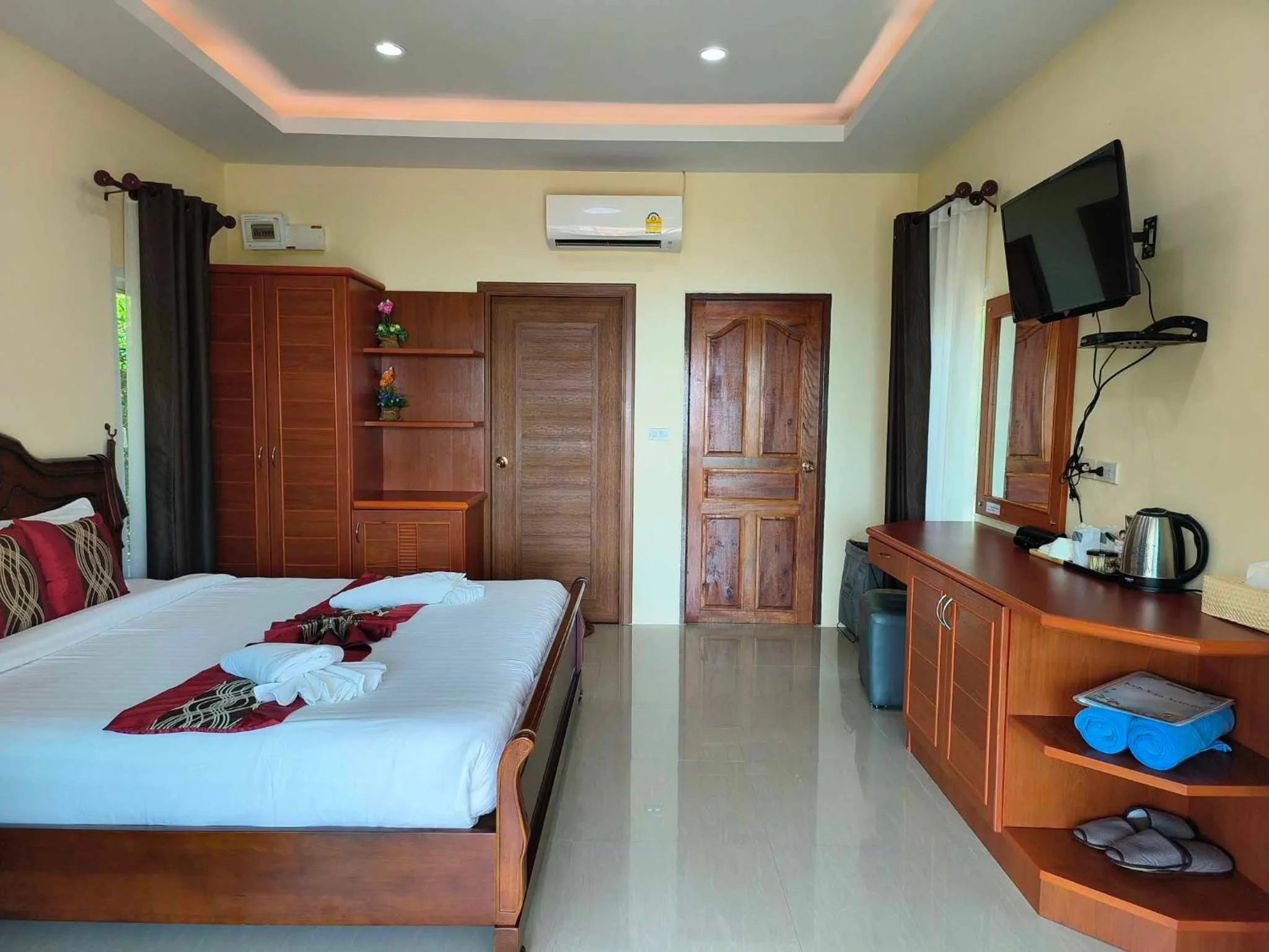 Bed in Sunrise Beach Kohyao Resort