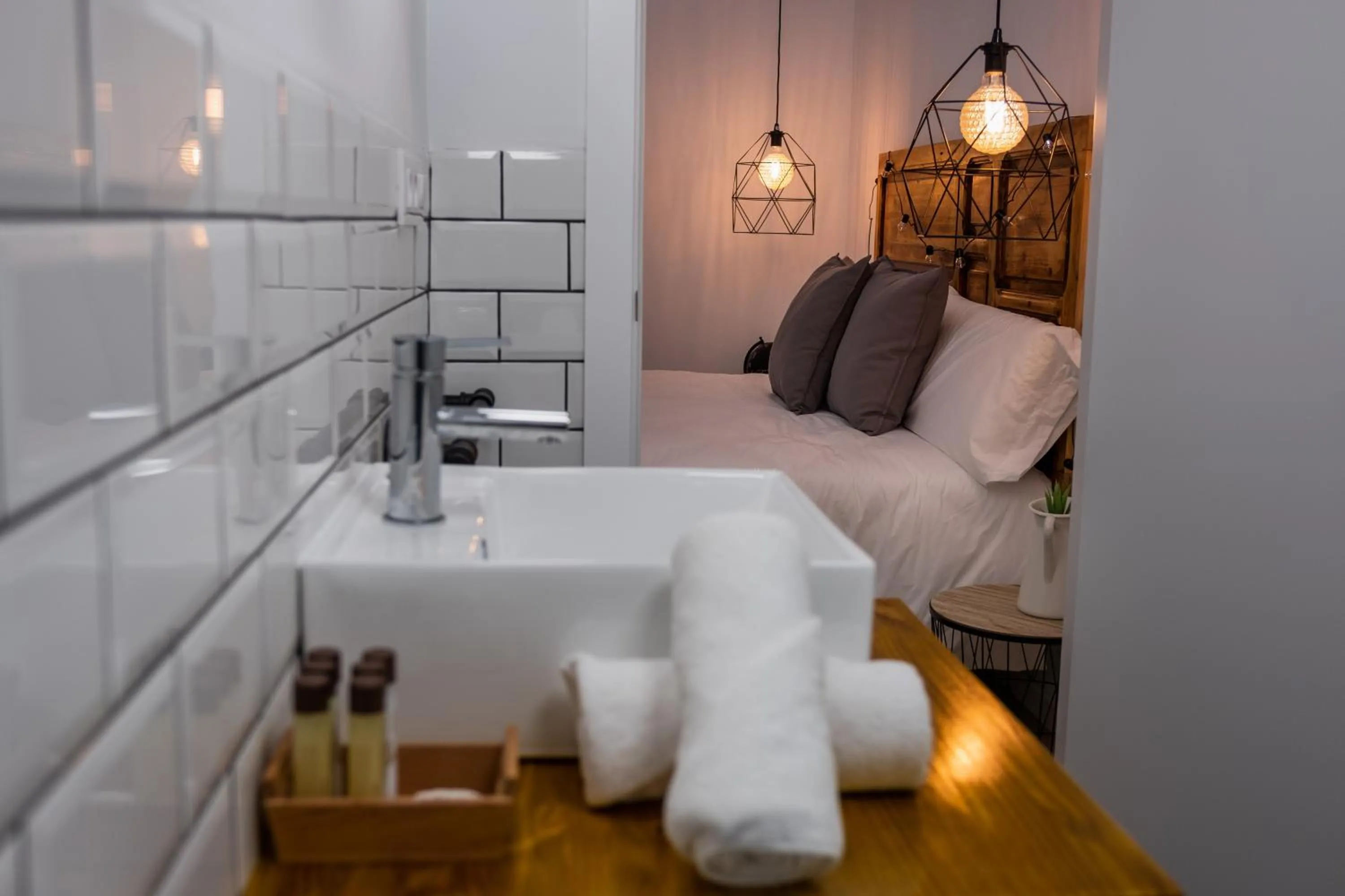 Bathroom, Bed in GOMEZ ROOMS