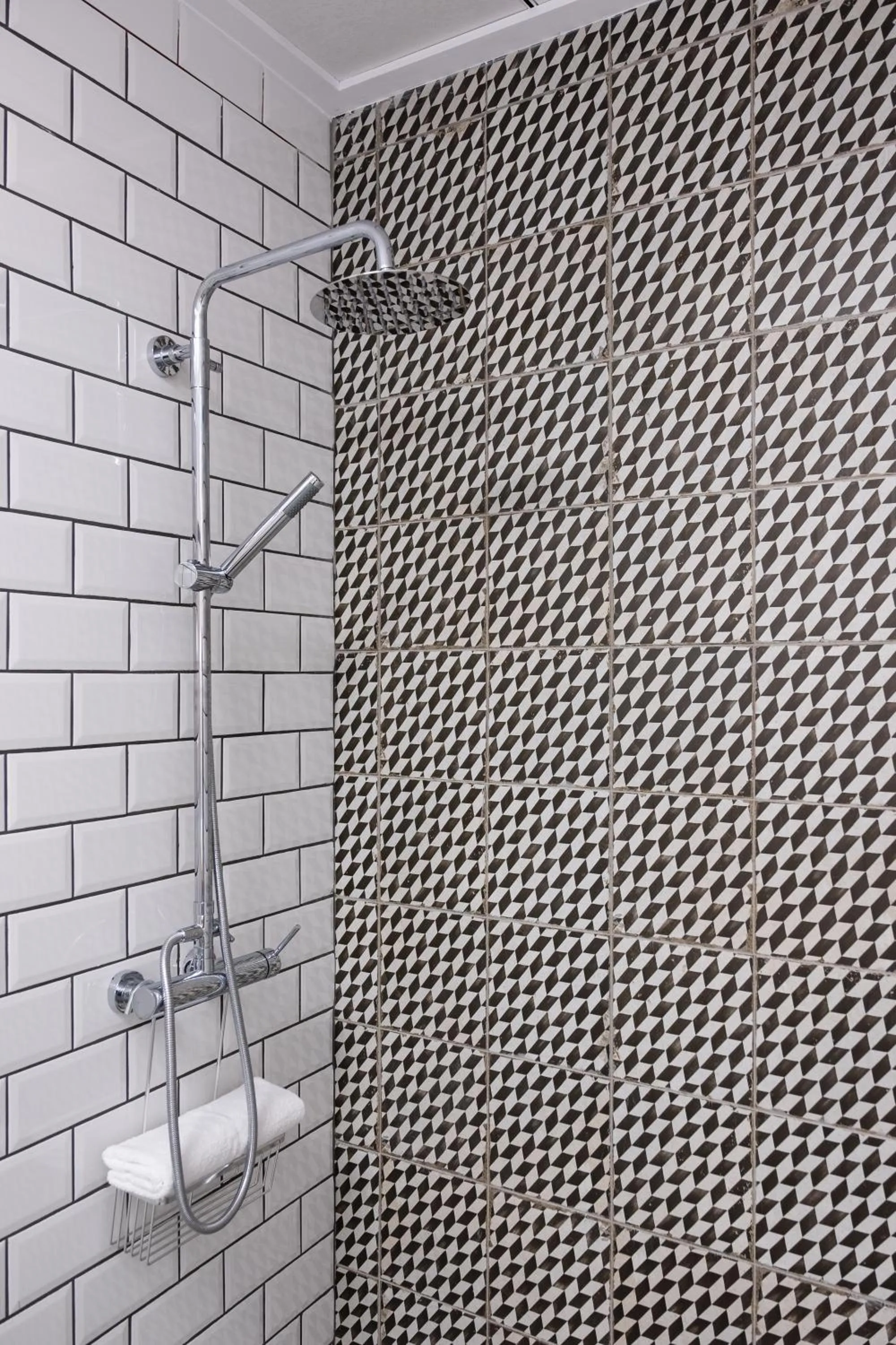 Shower in GOMEZ ROOMS