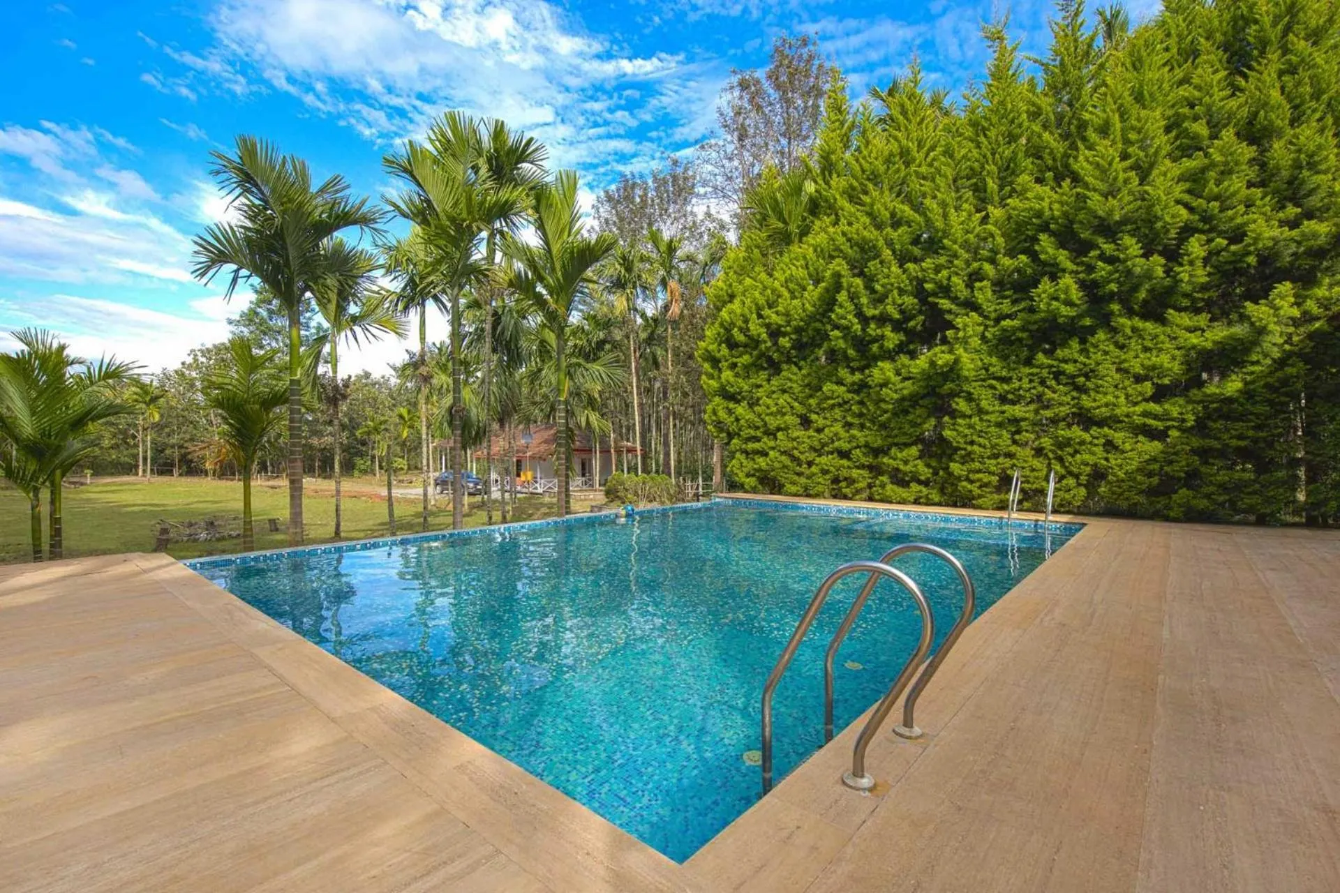 Swimming pool in StayVista at Tall Silver with Infinity Pool & Breakfast -2BR