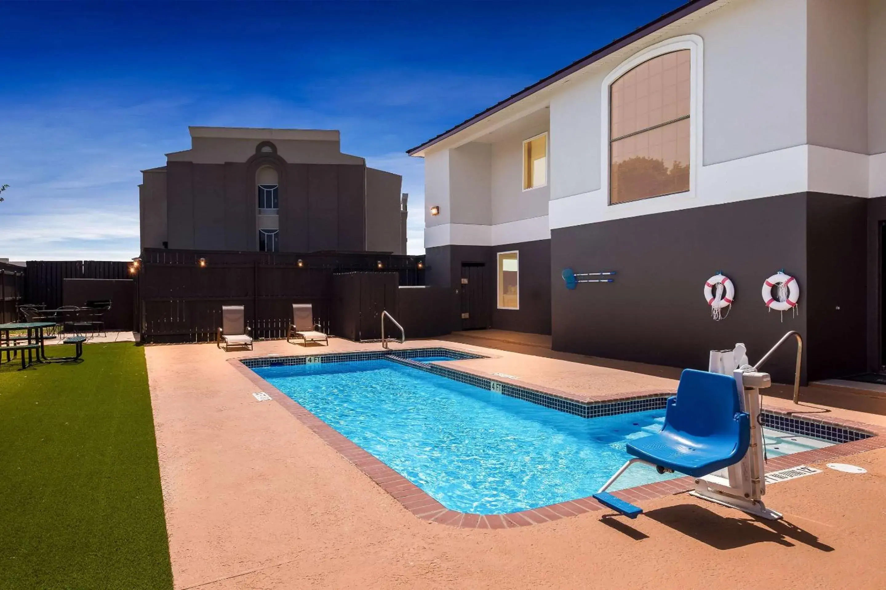 Swimming pool in Quality Inn Bastrop Swimming pool in Quality Inn Bastrop