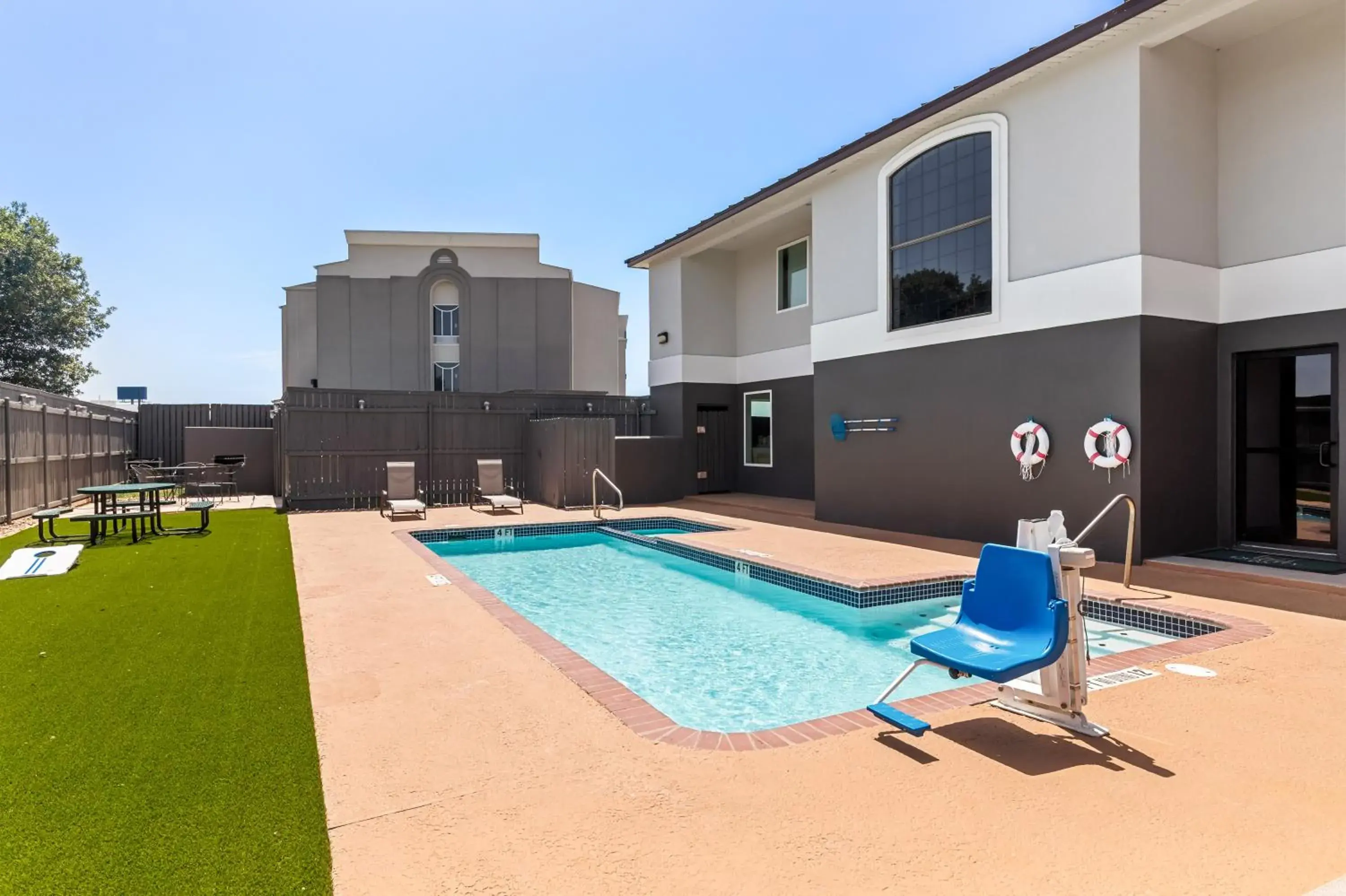 Property building in Quality Inn Bastrop Property building in Quality Inn Bastrop