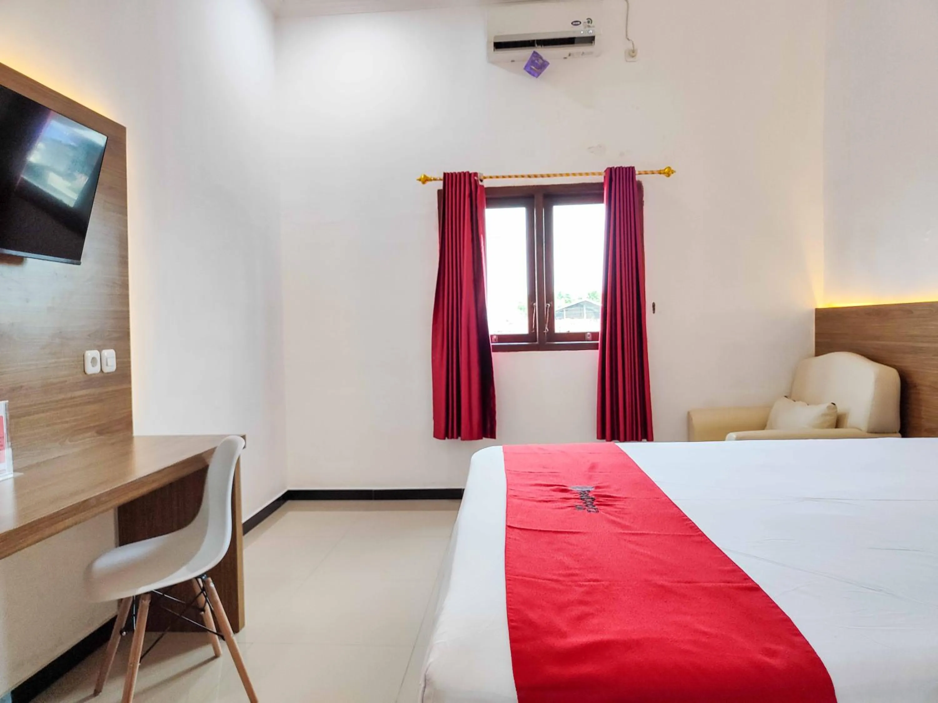 Bedroom, Bed in RedDoorz near Prambanan Temple