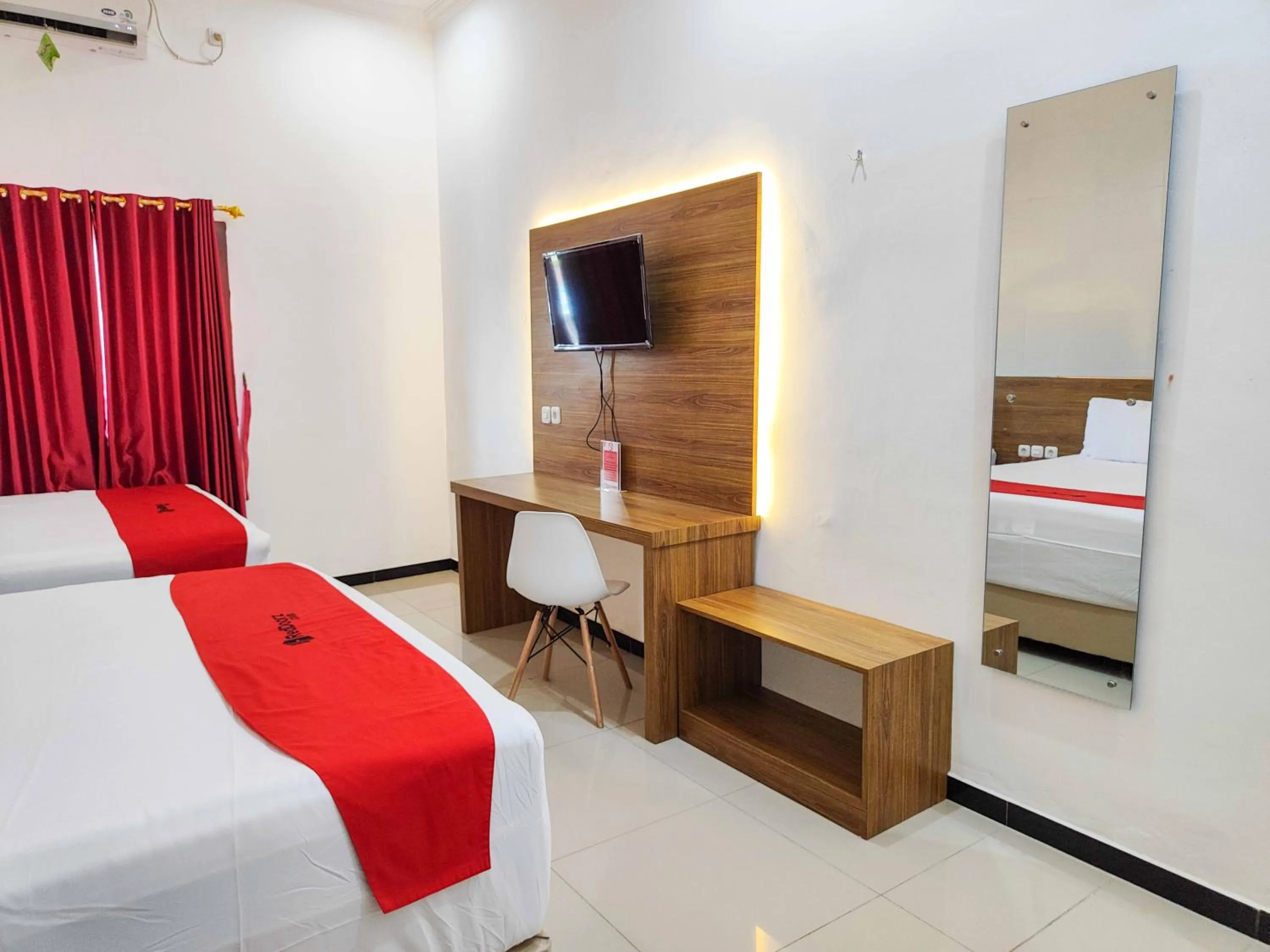 TV and multimedia, Bed in RedDoorz near Prambanan Temple