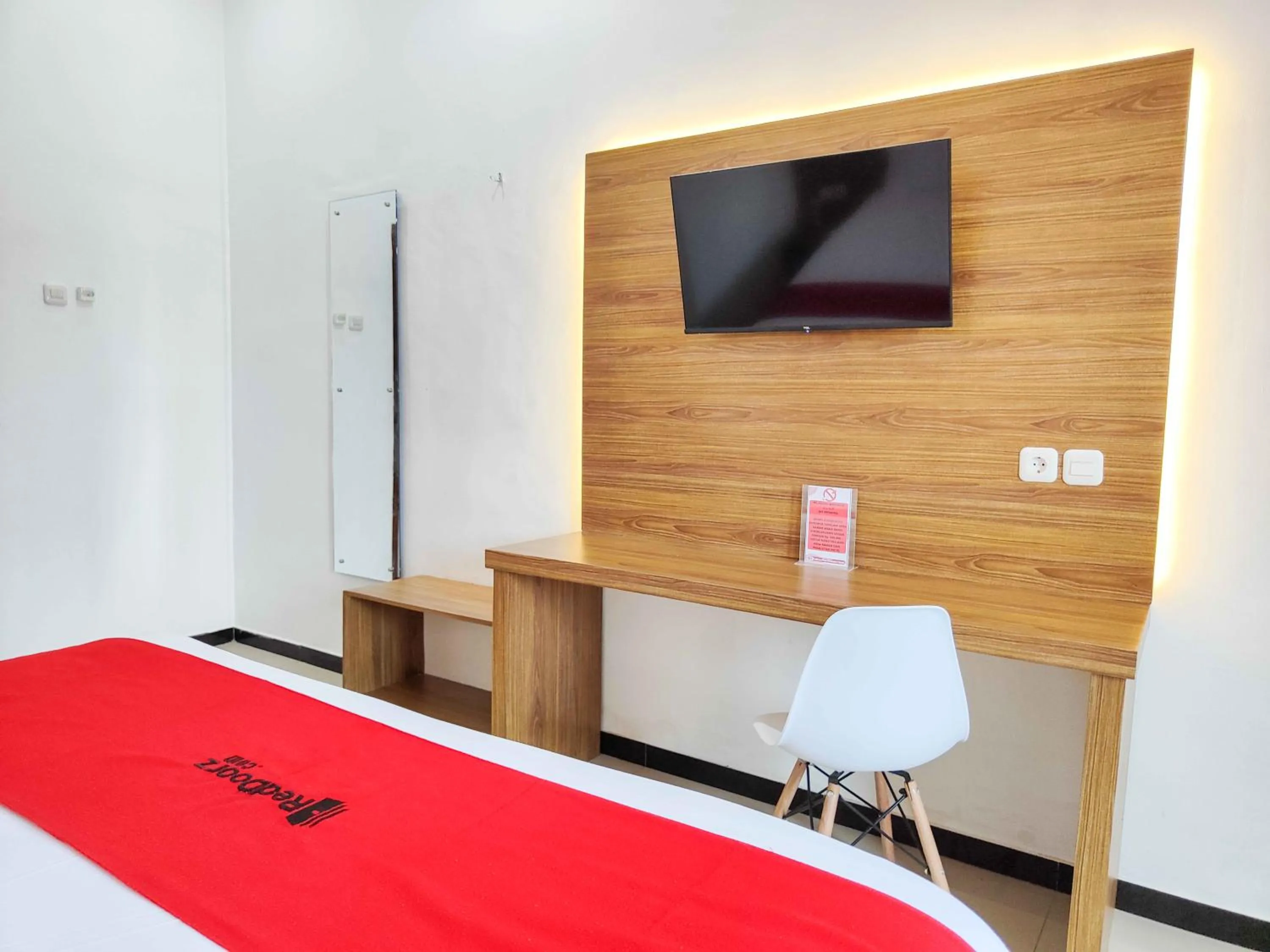 Bedroom, Bed in RedDoorz near Prambanan Temple