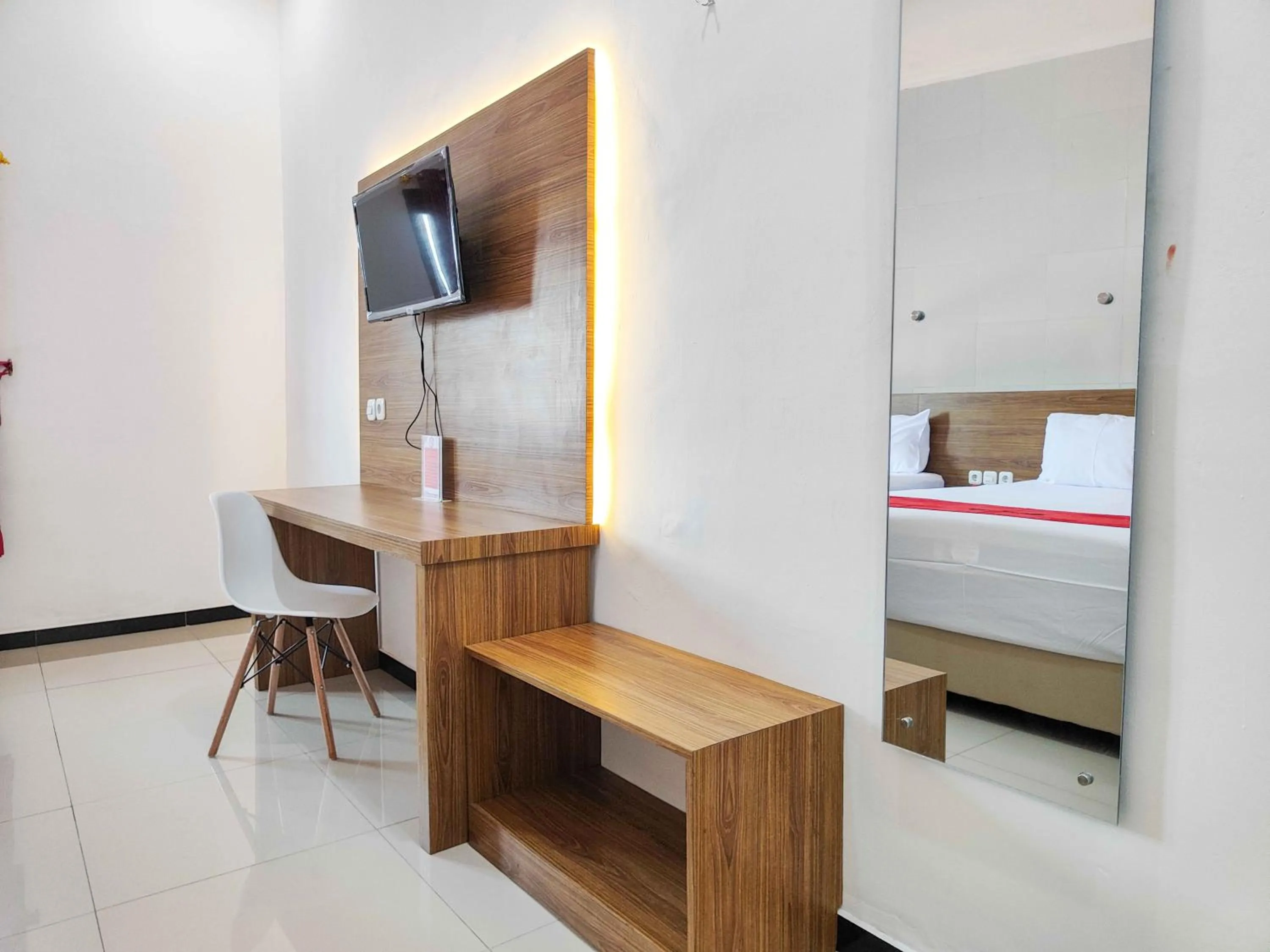 TV and multimedia, Bed in RedDoorz near Prambanan Temple