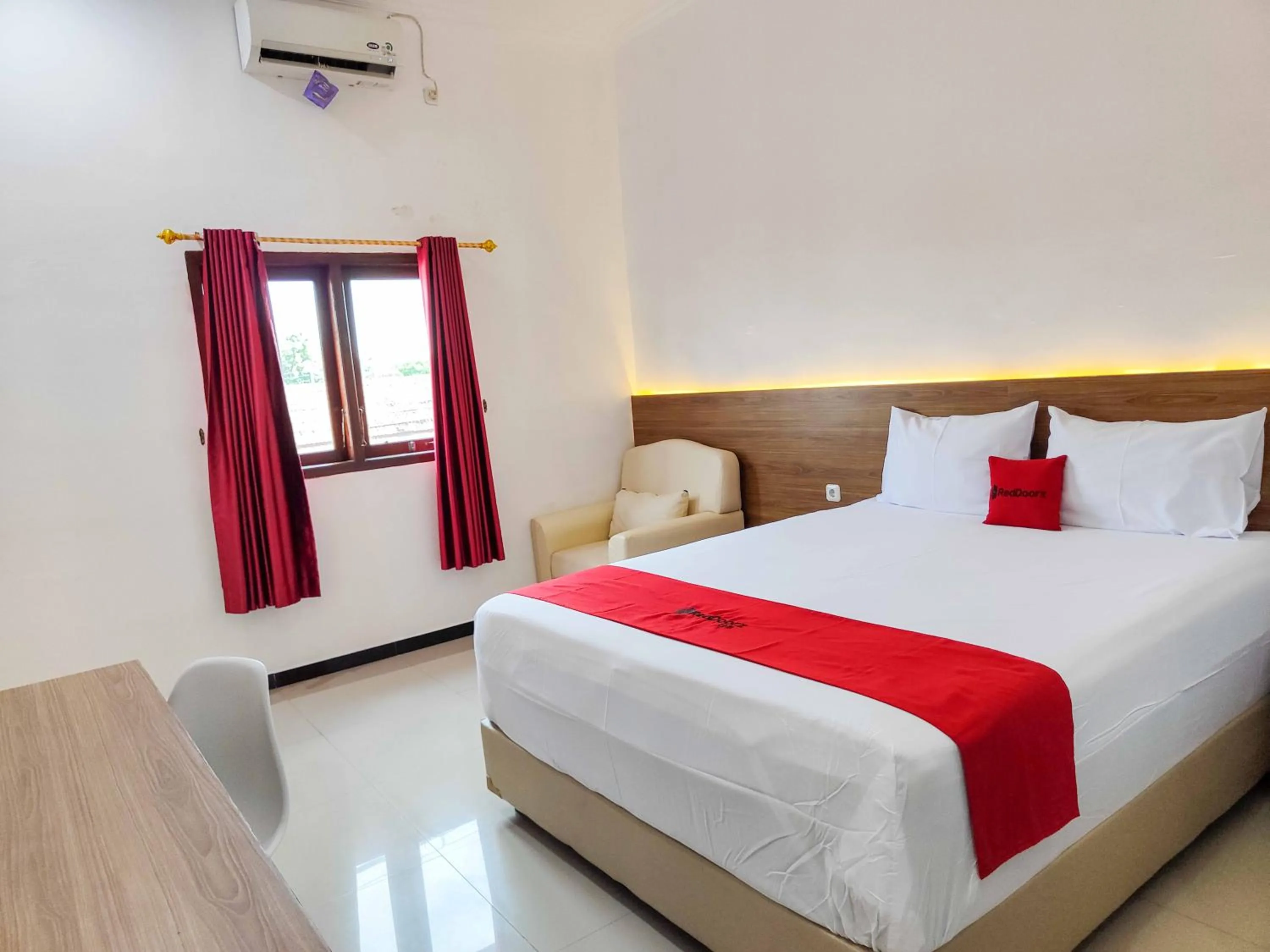 Bedroom, Bed in RedDoorz near Prambanan Temple