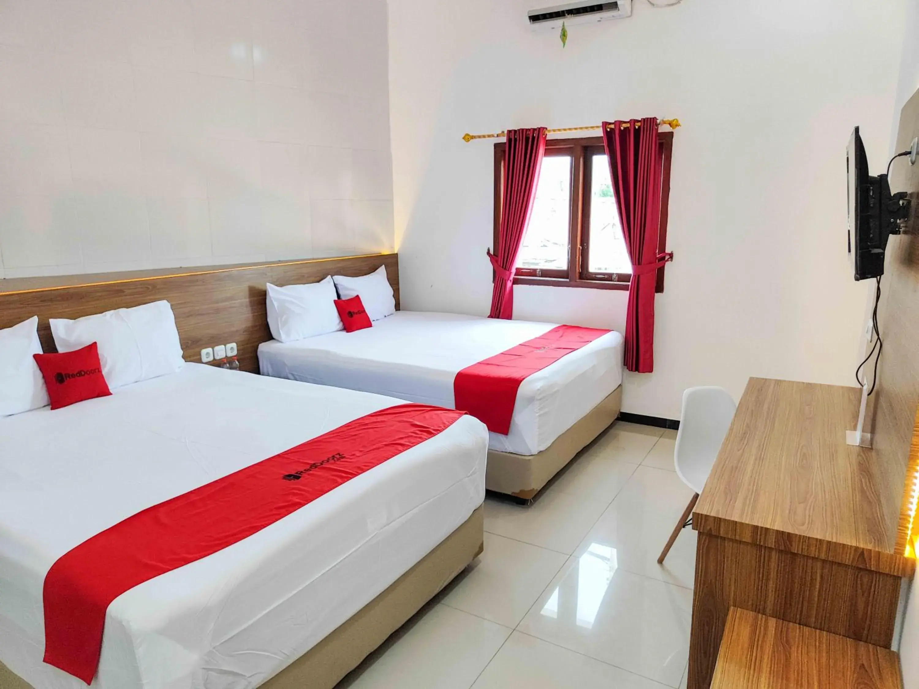 Family Room in RedDoorz near Prambanan Temple Family Room in RedDoorz near Prambanan Temple