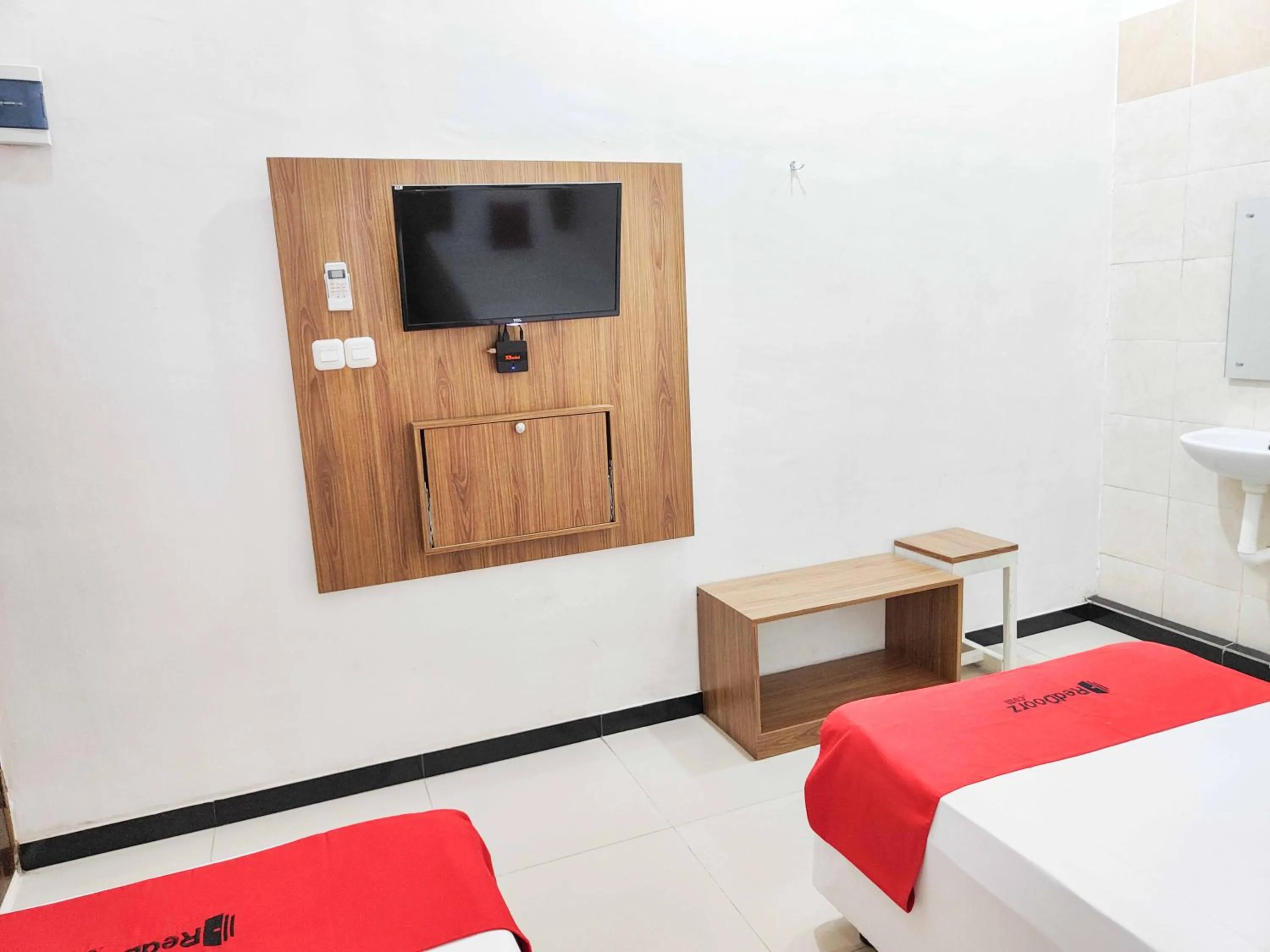 TV and multimedia, Bed in RedDoorz near Prambanan Temple