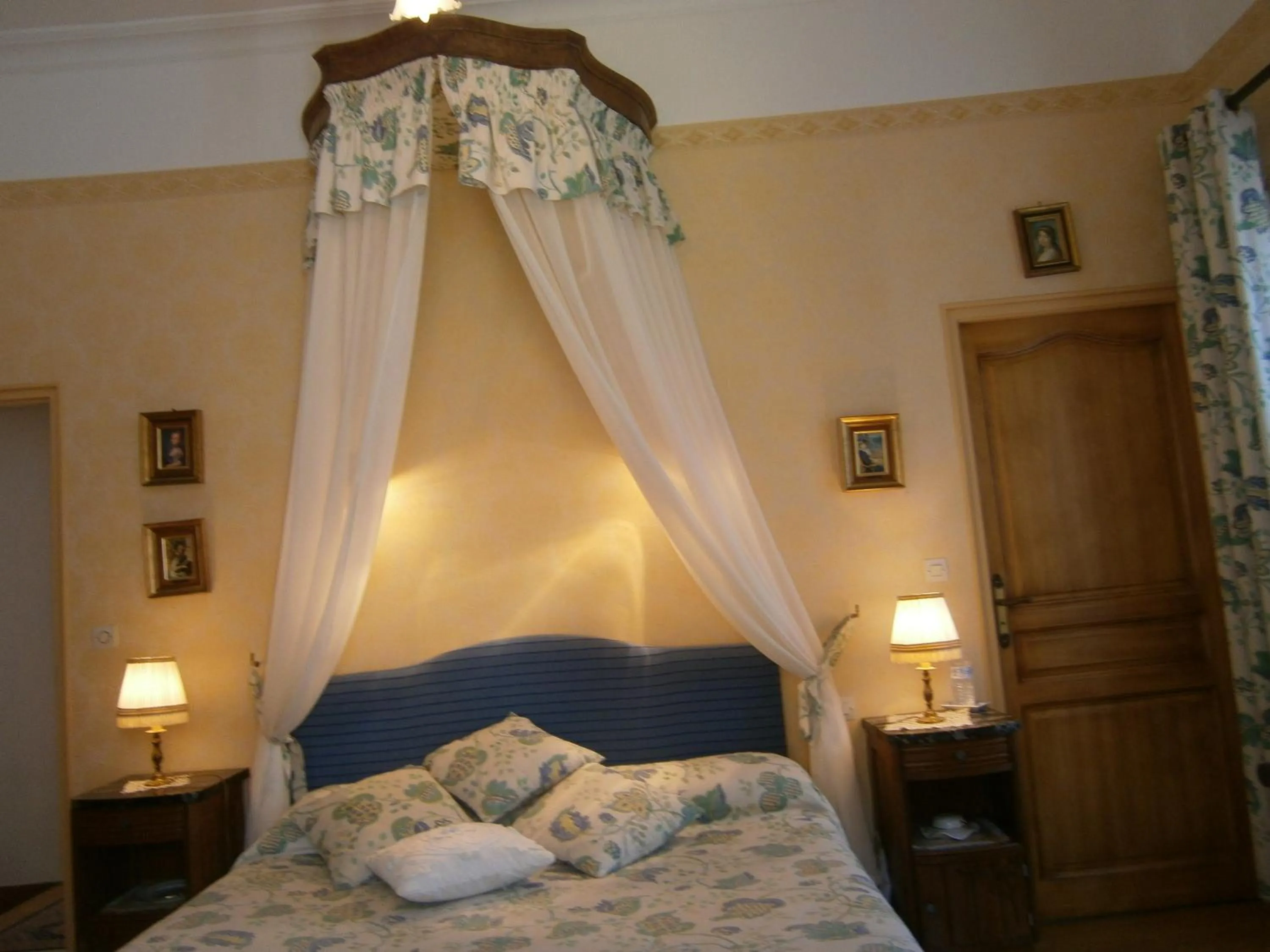 Bed in Logis La Folie